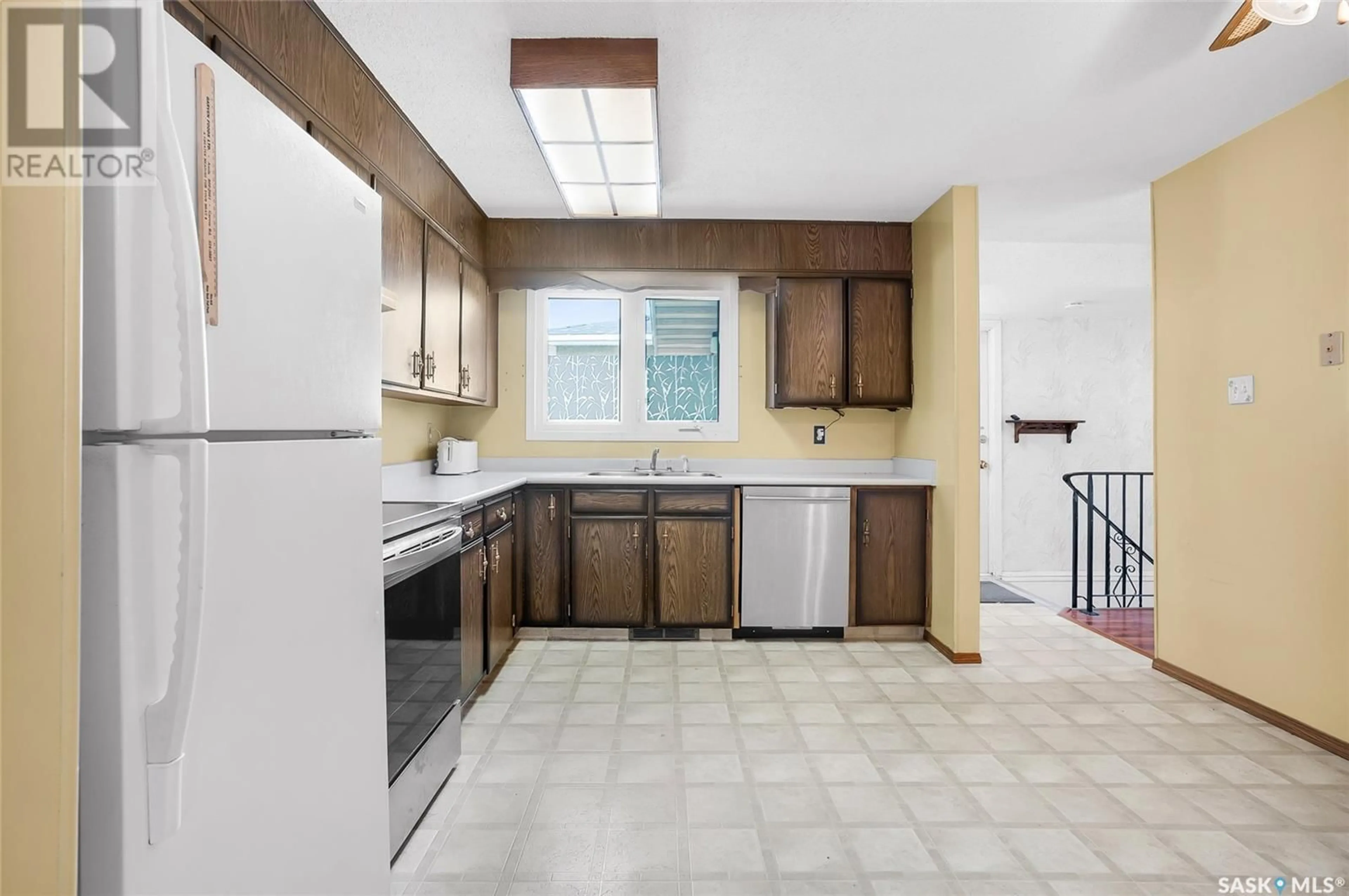 Standard kitchen, ceramic/tile floor for 118 GALBRAITH CRESCENT, Saskatoon Saskatchewan S7M4H1