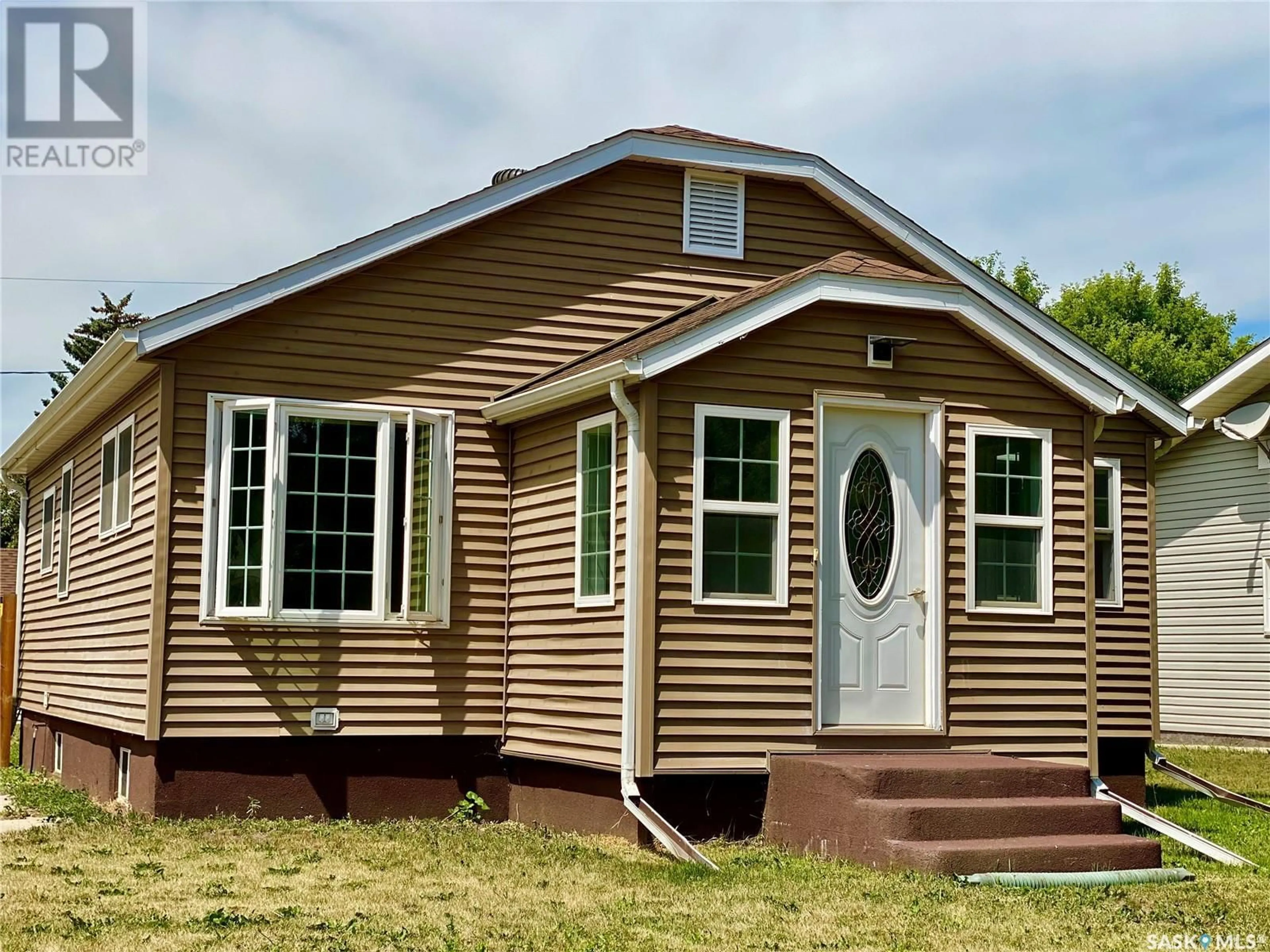 Home with vinyl exterior material, building for 120 3RD STREET, Carnduff Saskatchewan S0C0S0