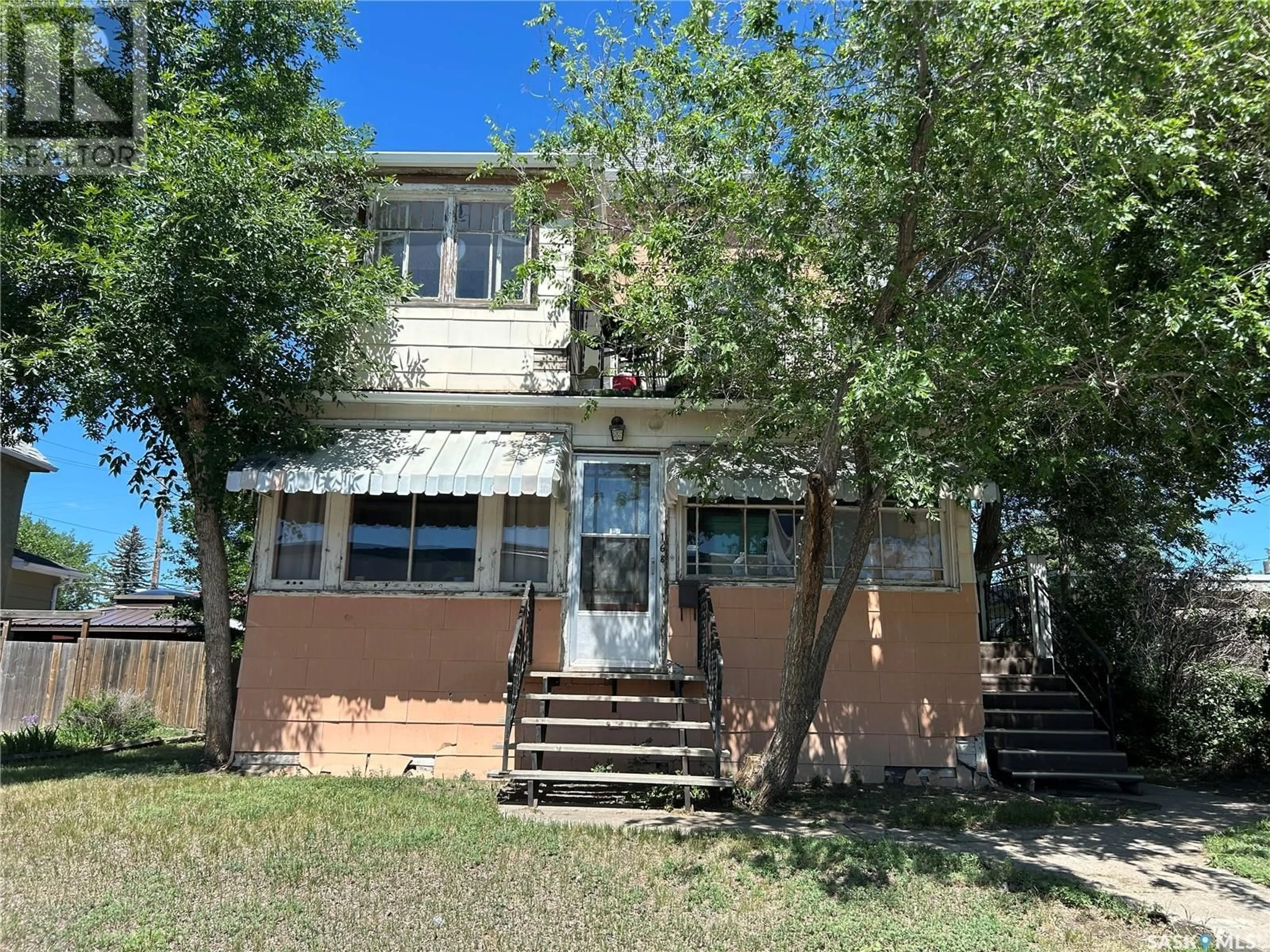 Home with vinyl exterior material, street for 168 ATHABASCA STREET W, Moose Jaw Saskatchewan S6H2B7