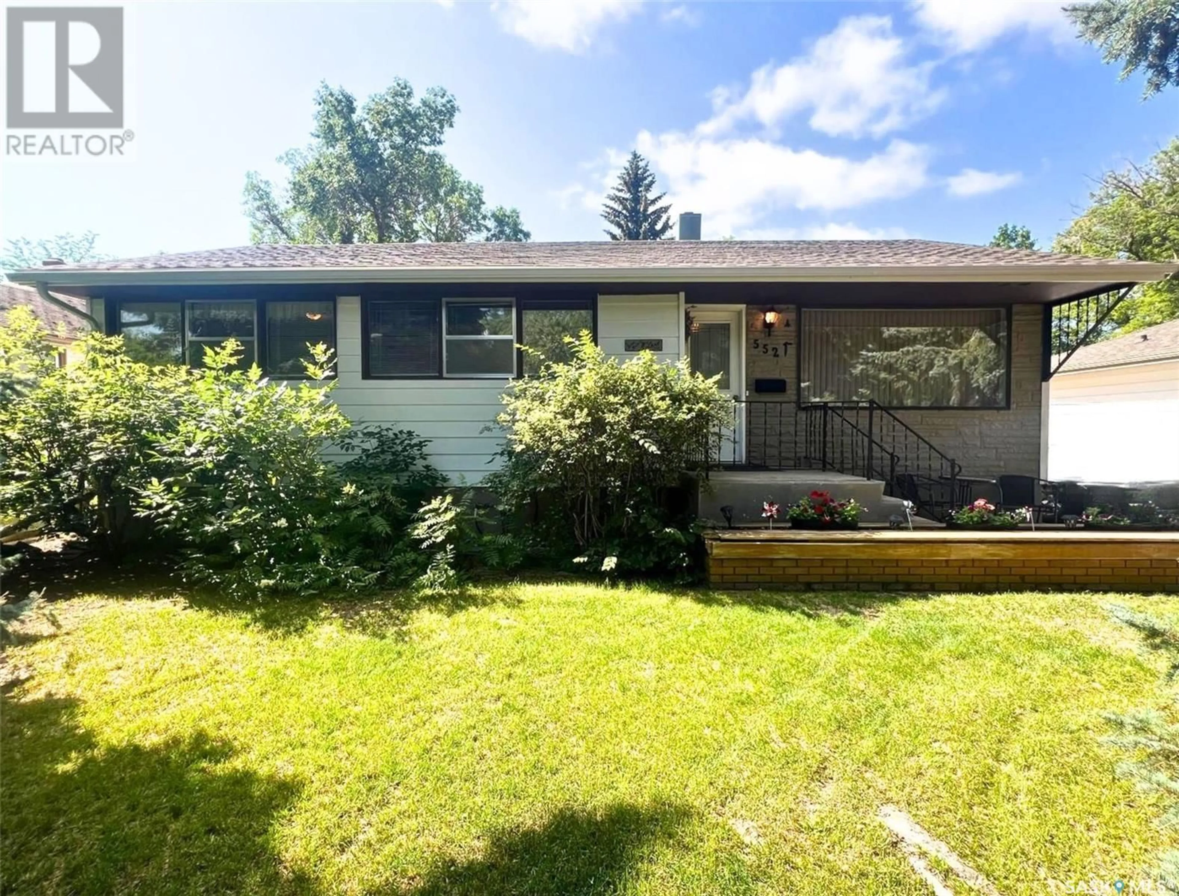 Home with vinyl exterior material, unknown for 552 GREY STREET E, Swift Current Saskatchewan S9H1W7
