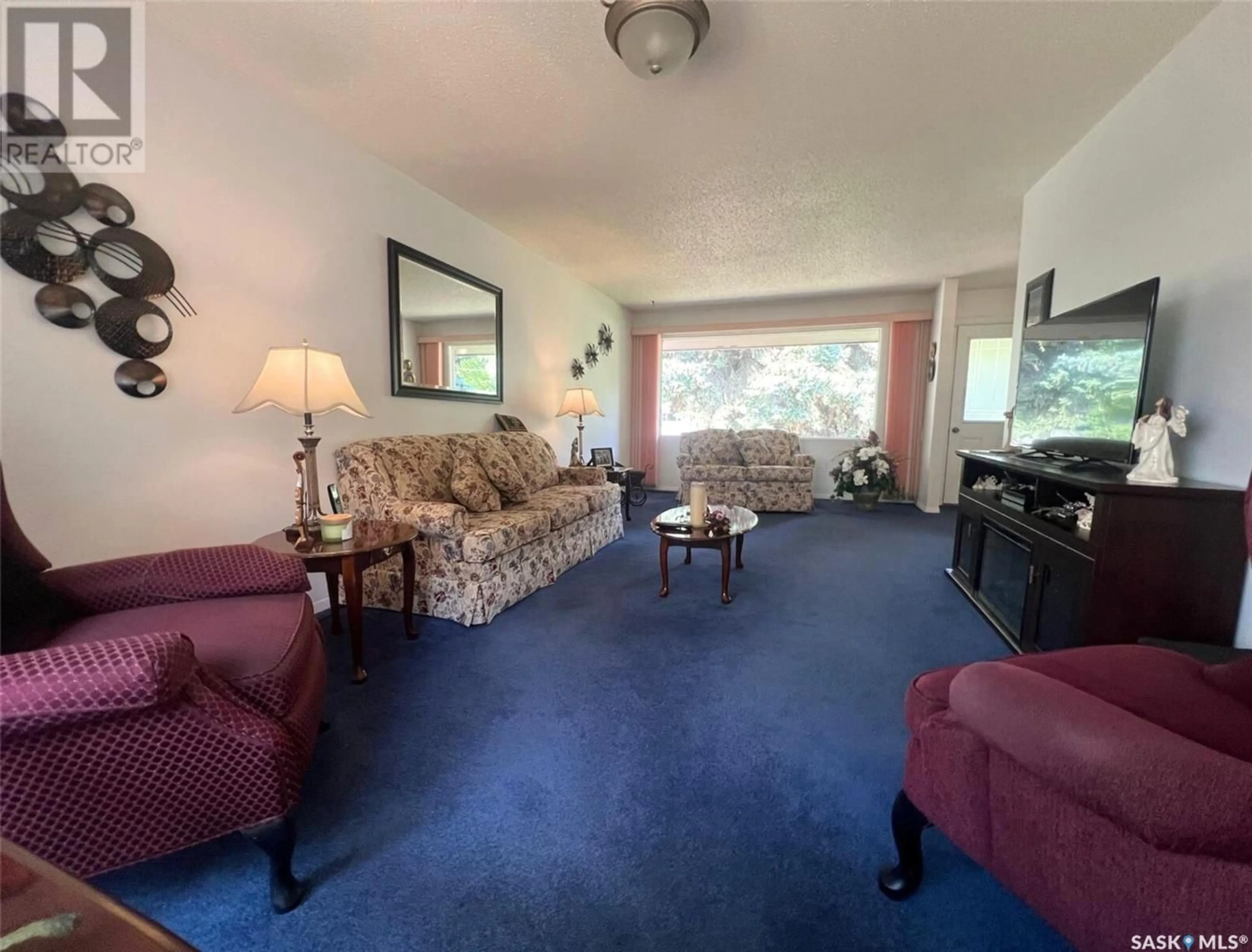 Living room with furniture, carpet floor for 552 GREY STREET E, Swift Current Saskatchewan S9H1W7