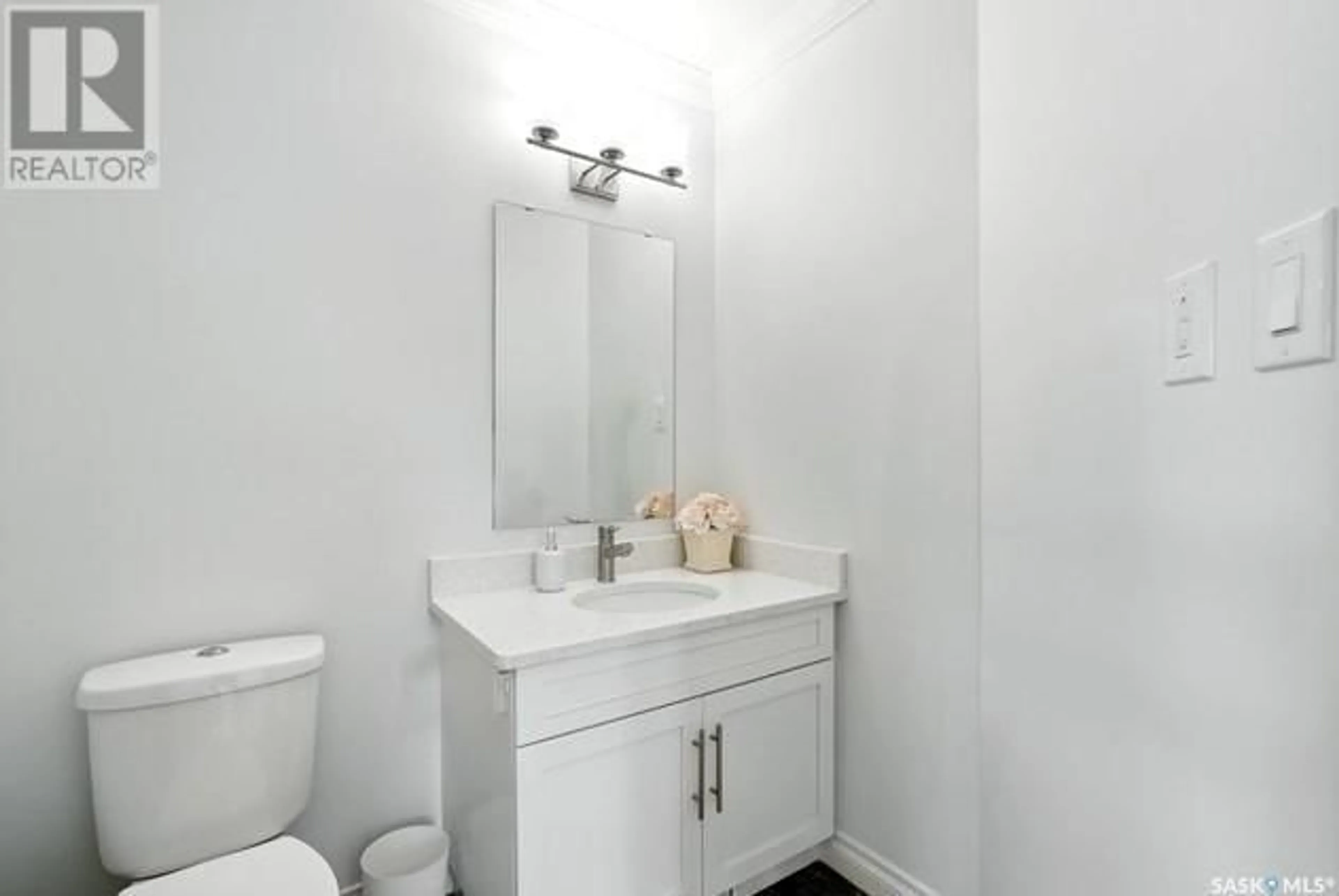 Standard bathroom, unknown for 302 225 HASSARD CLOSE, Saskatoon Saskatchewan S7L2W3