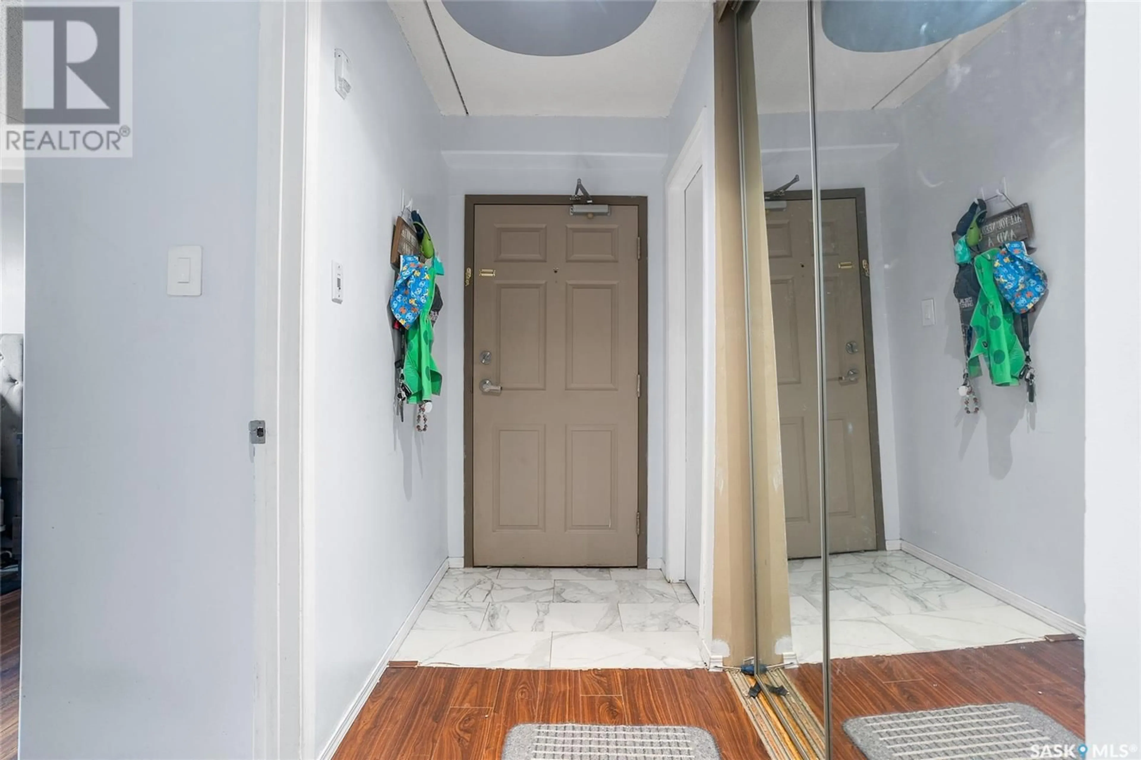 Indoor foyer for 20 - 11 ASSINIBOINE DRIVE, Saskatoon Saskatchewan S7K1H2