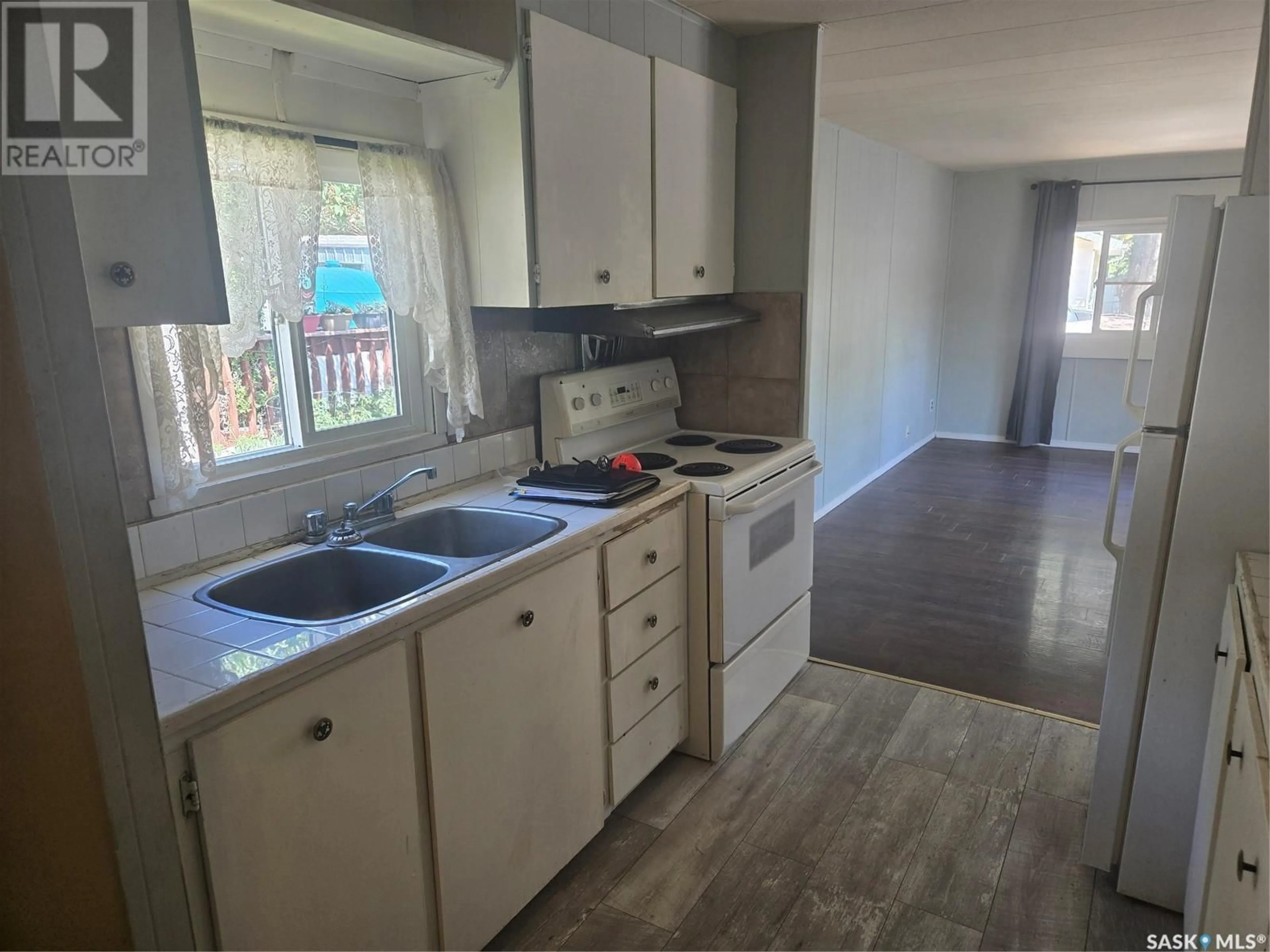 Standard kitchen, unknown for 4 HILLSIDE COURT, Lumsden Saskatchewan S0G4C0