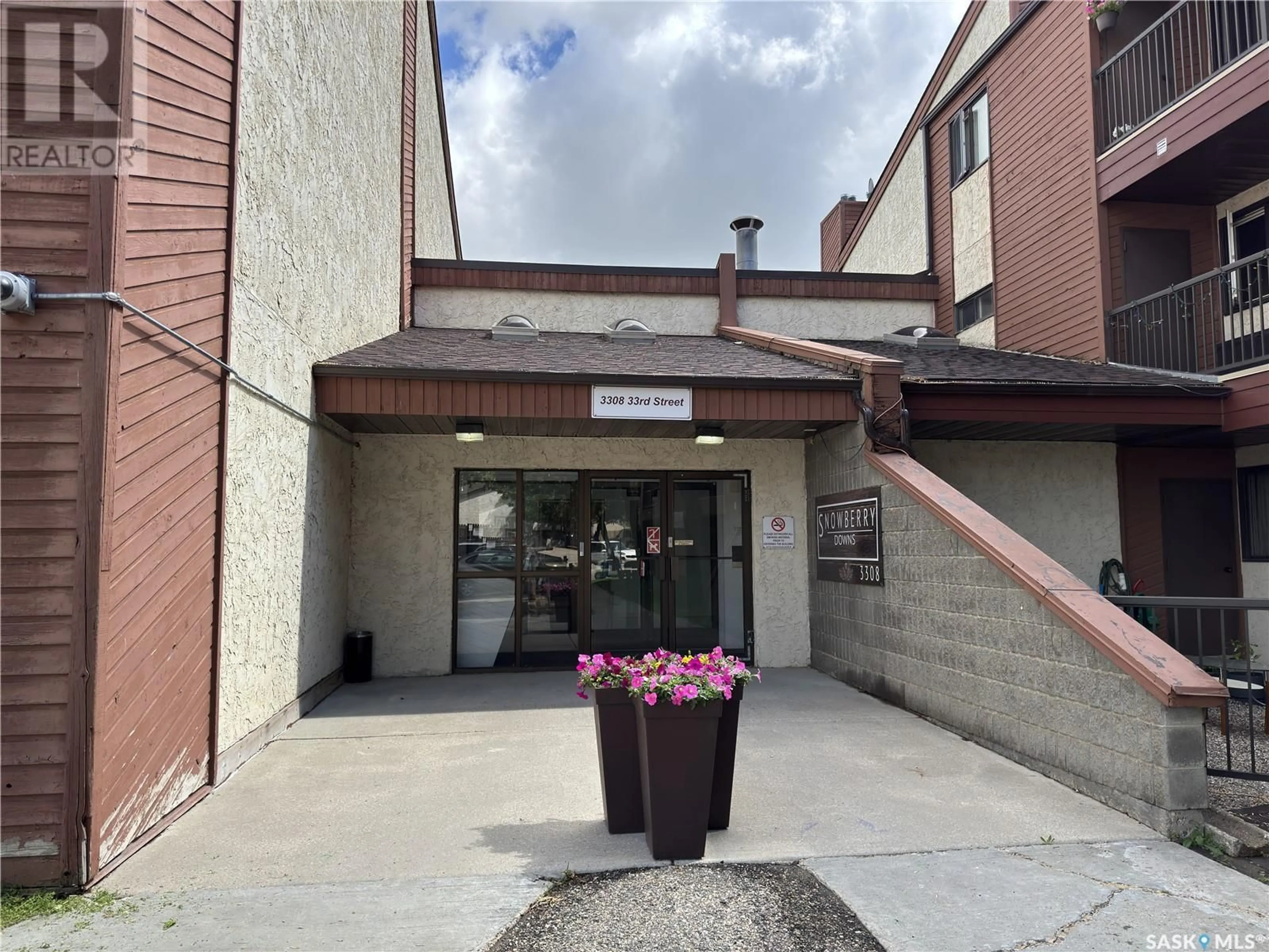 Indoor foyer for 205 - 3308 33RD STREET, Saskatoon Saskatchewan S7L6S6