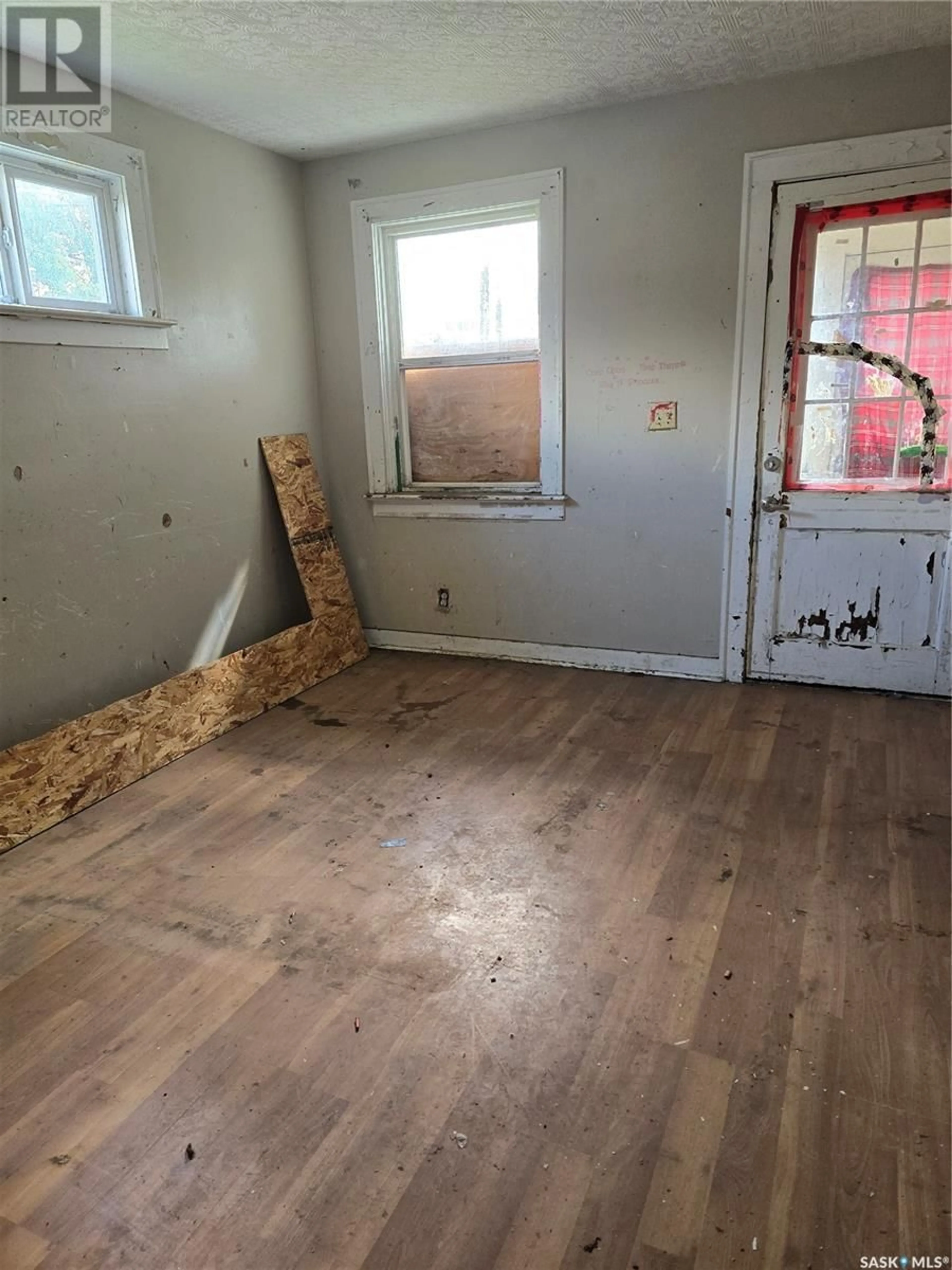 A pic of a room for 201 L AVENUE, Saskatoon Saskatchewan S7M2H2