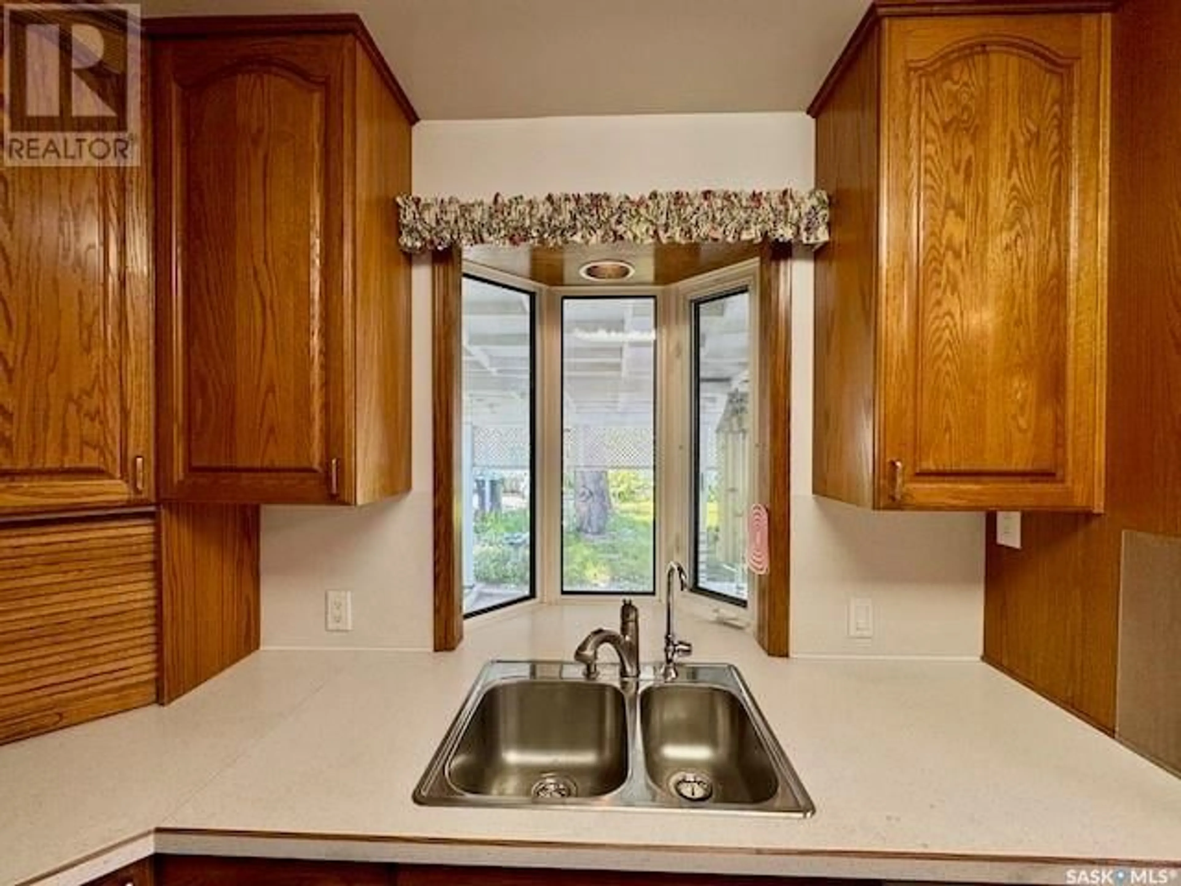 Standard kitchen, ceramic/tile floor for 432 2ND AVENUE, Swift Current Saskatchewan S9H3J6