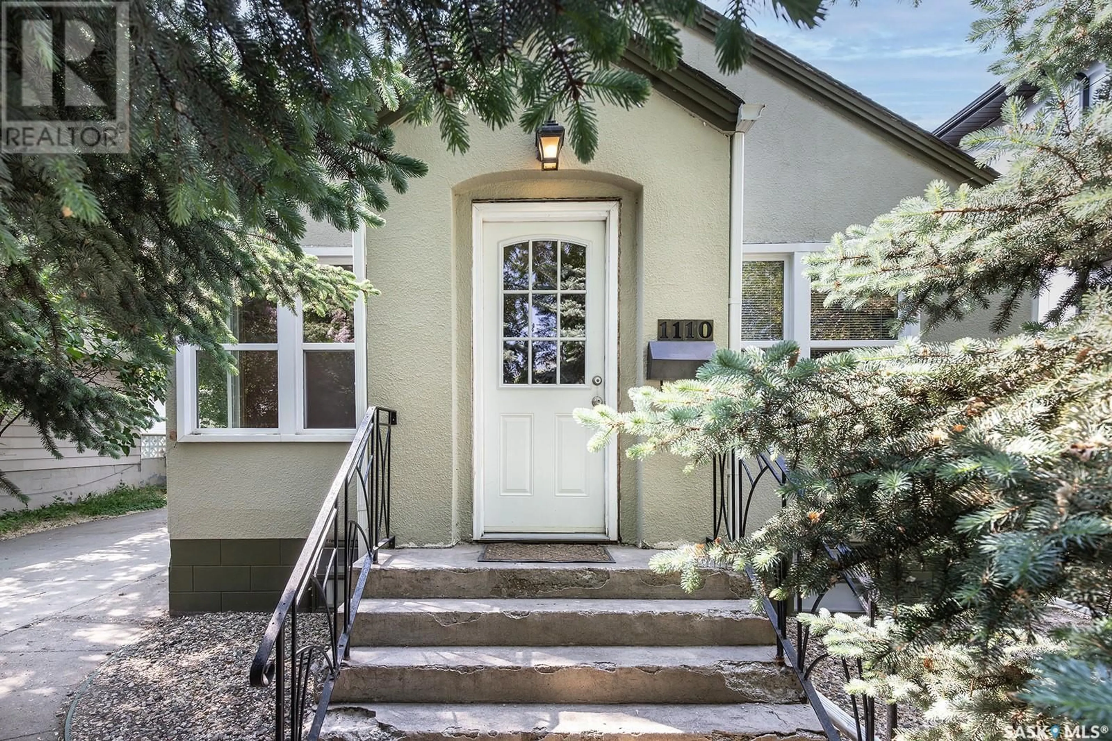 Indoor entryway for 1110 7TH STREET, Saskatoon Saskatchewan S7H0Z1
