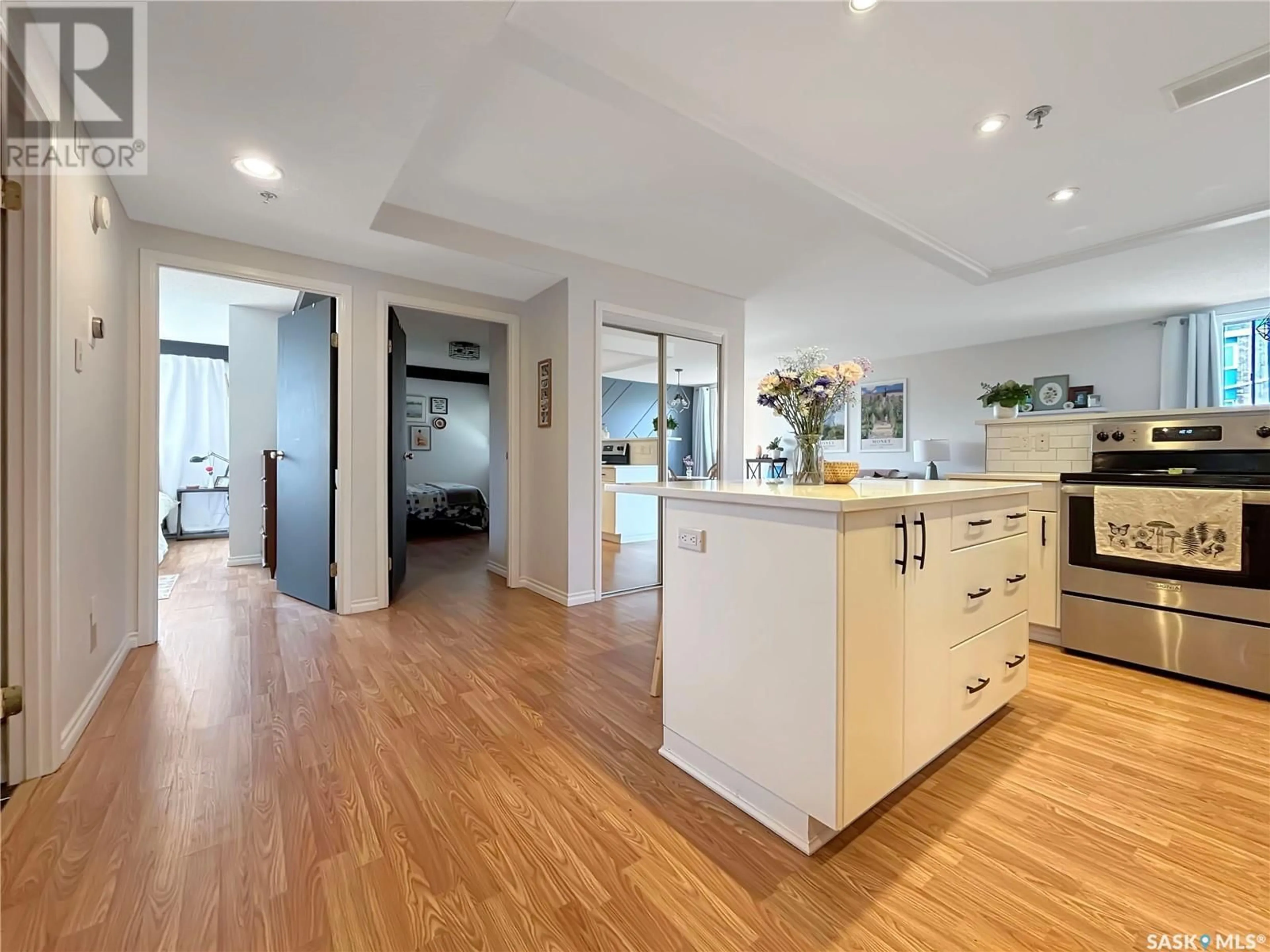 Open concept kitchen, wood/laminate floor for 525 - 507 3RD AVENUE, Saskatoon Saskatchewan S7K2J6