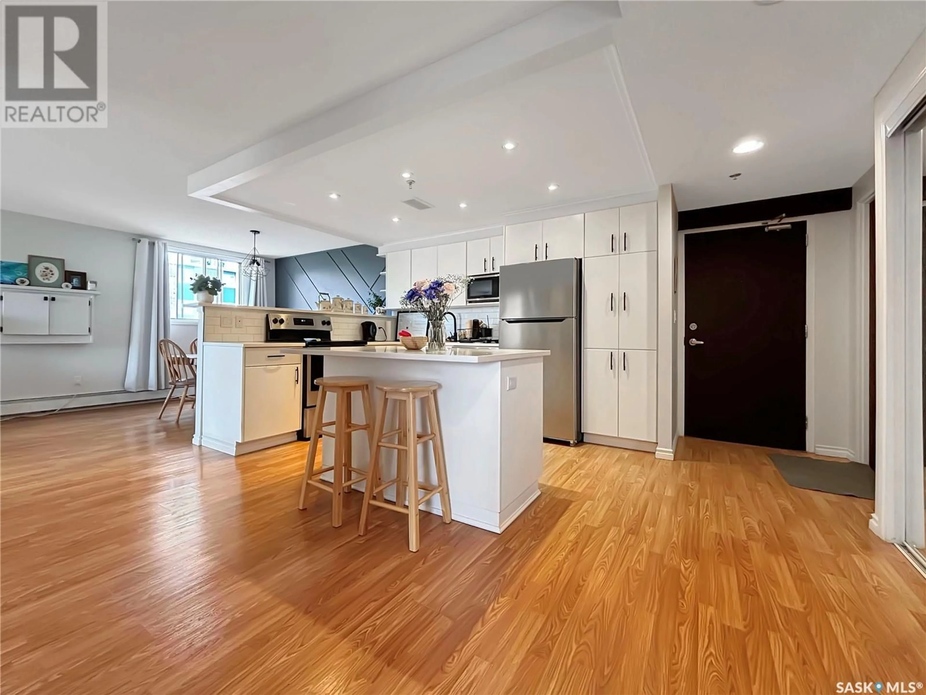 Open concept kitchen, wood/laminate floor for 525 - 507 3RD AVENUE, Saskatoon Saskatchewan S7K2J6