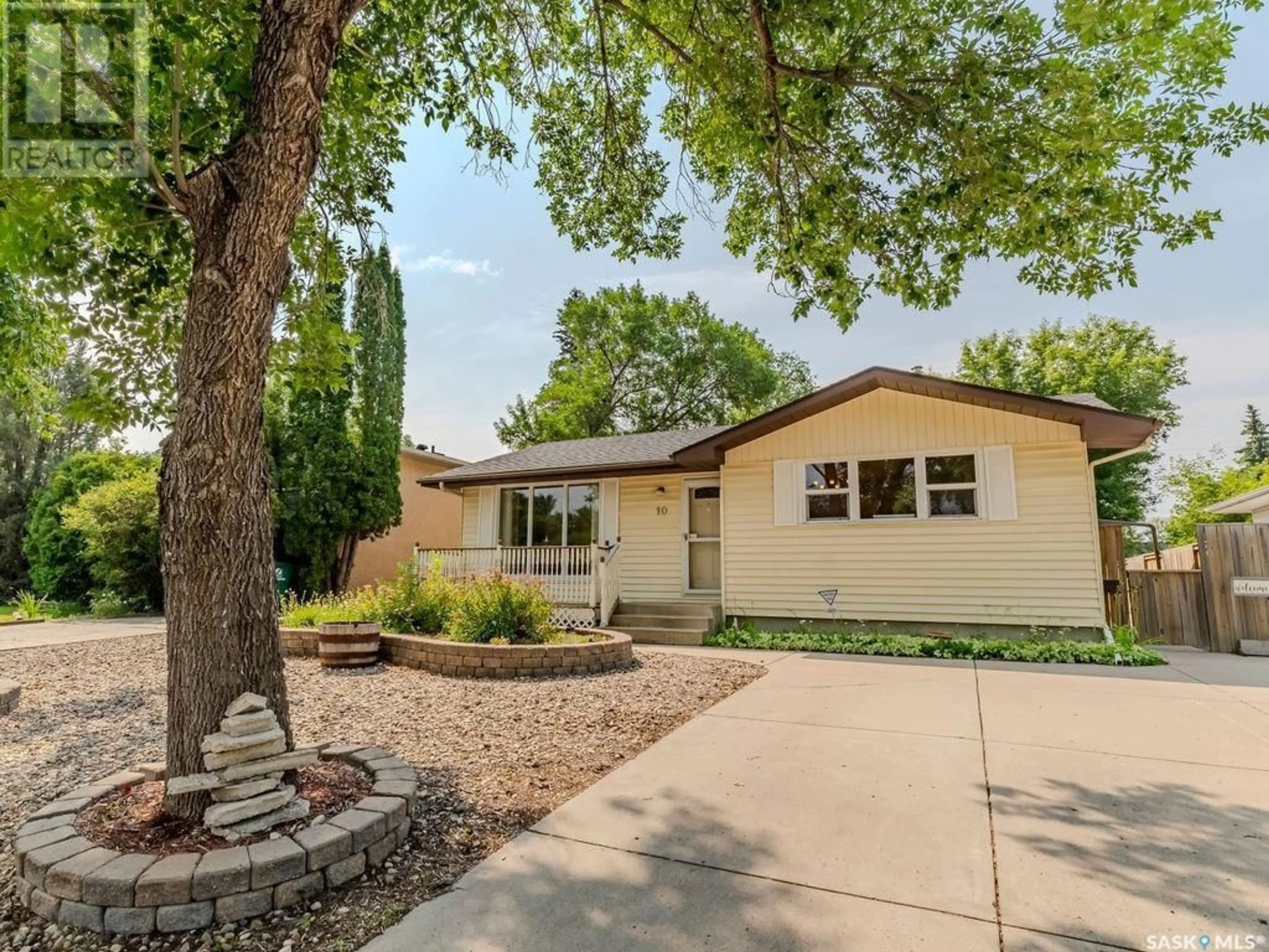 Home with vinyl exterior material, street for 10 VICKIES PLACE, Saskatoon Saskatchewan S7N2R2