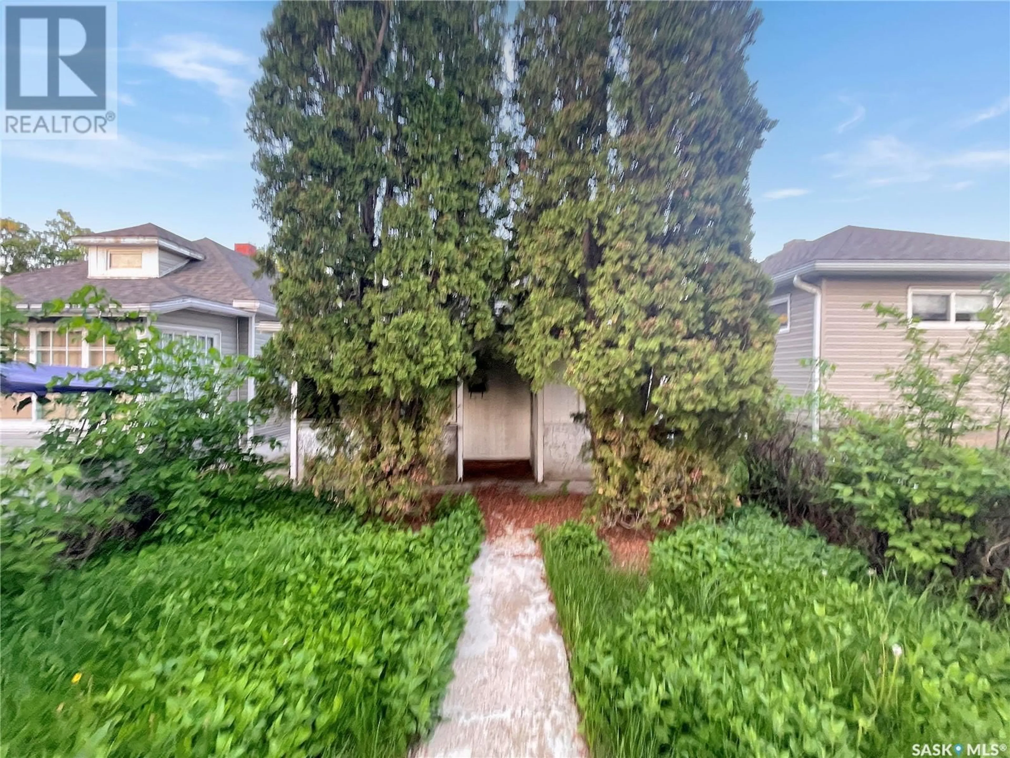 A pic from outside/outdoor area/front of a property/back of a property/a pic from drone, street for 521 3RD AVENUE, Swift Current Saskatchewan S9H2H3