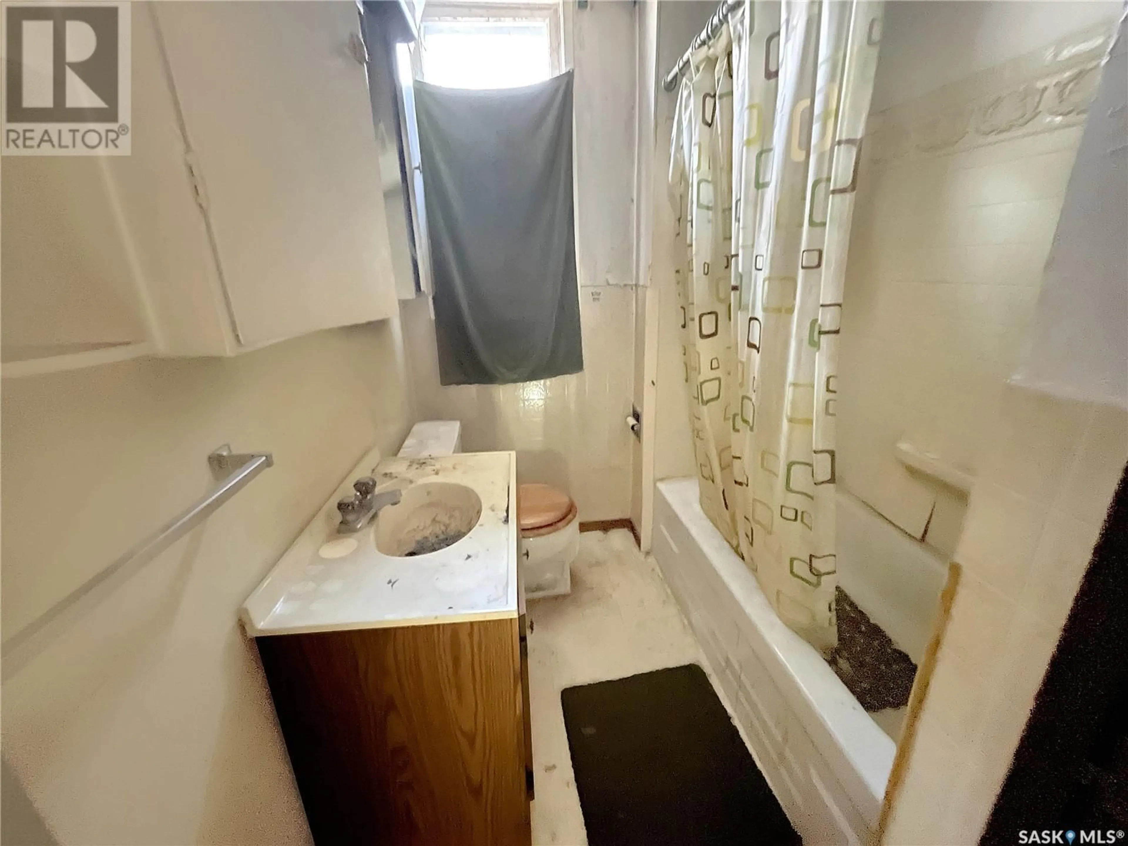 Standard bathroom, floor is not visible for 521 3RD AVENUE, Swift Current Saskatchewan S9H2H3