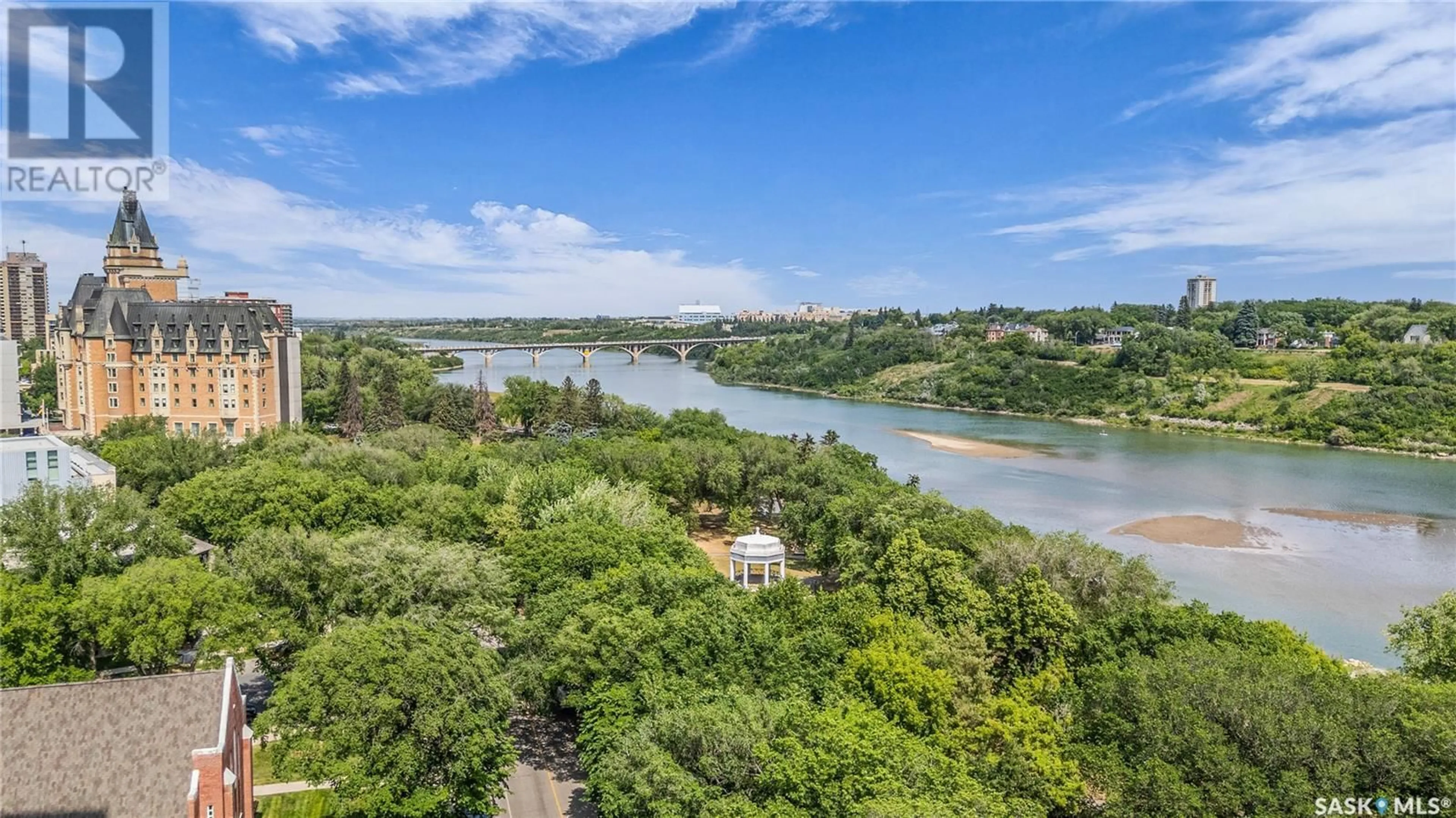 A pic from outside/outdoor area/front of a property/back of a property/a pic from drone, water/lake/river/ocean view for 840 424 SPADINA CRESCENT E, Saskatoon Saskatchewan S7K6X7