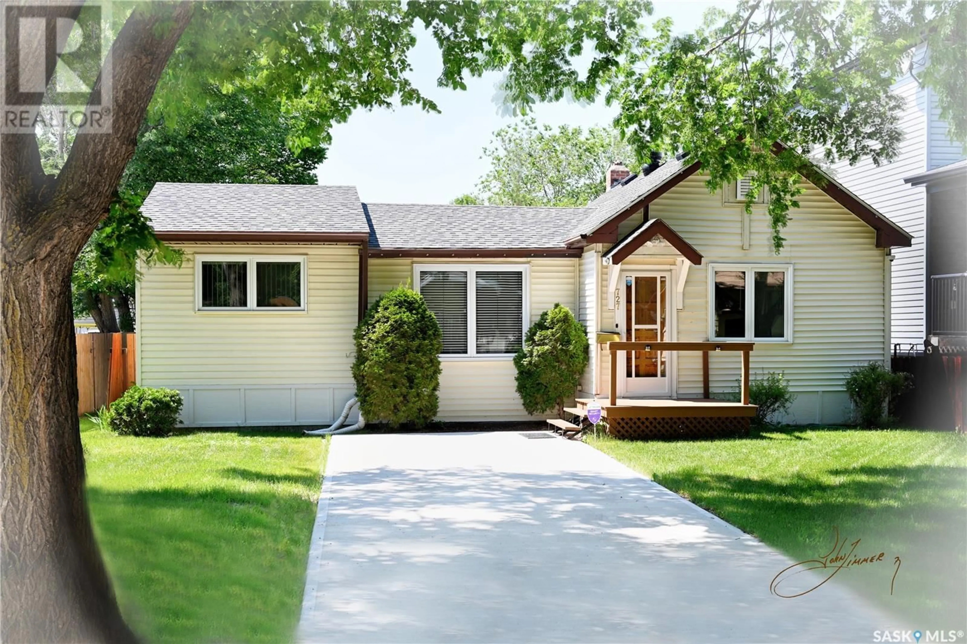 Home with vinyl exterior material, street for 727 M AVENUE, Saskatoon Saskatchewan S7M2L3