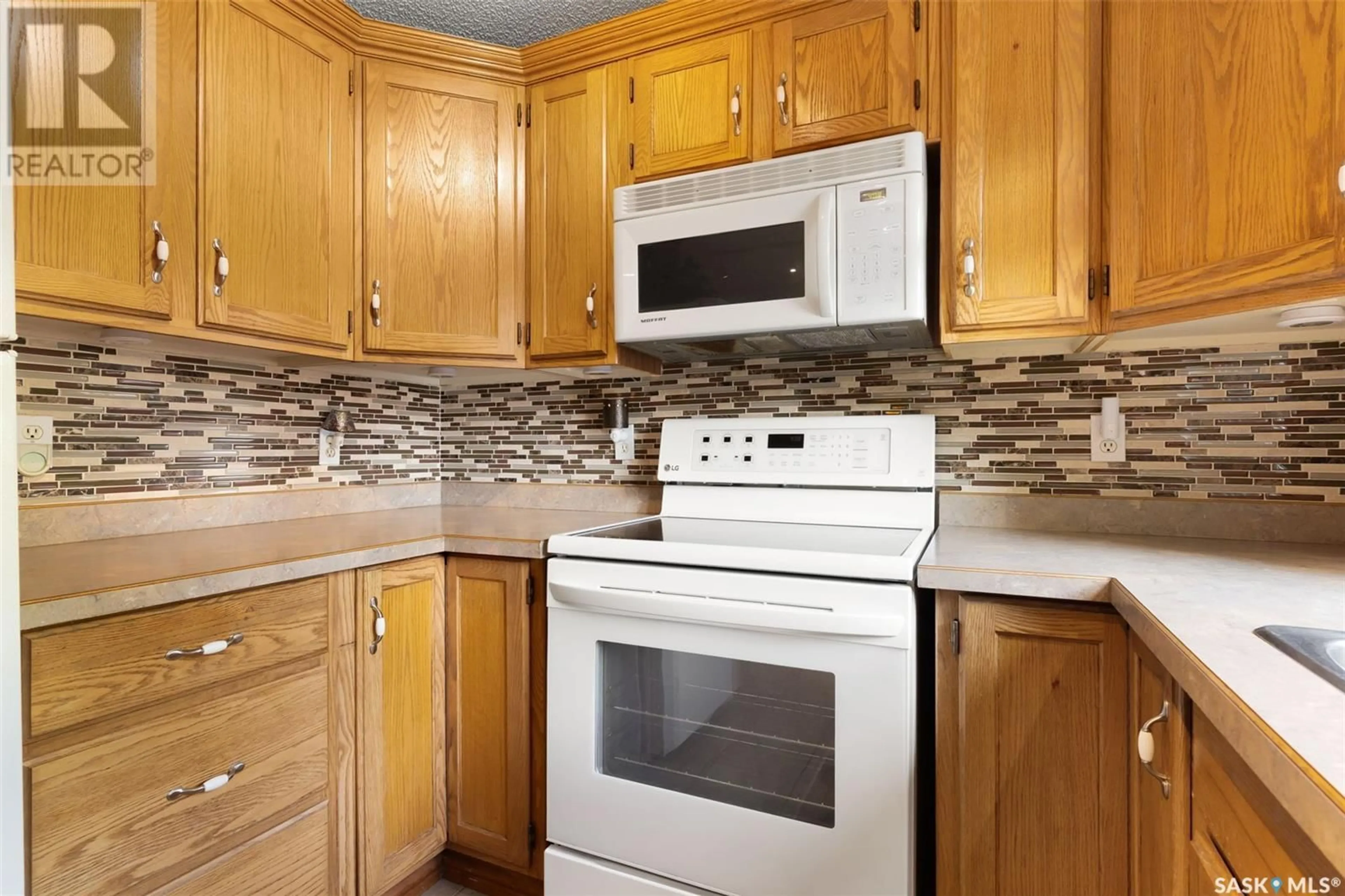 Standard kitchen, unknown for 455 BLACK DRIVE, Regina Saskatchewan S4X2W1