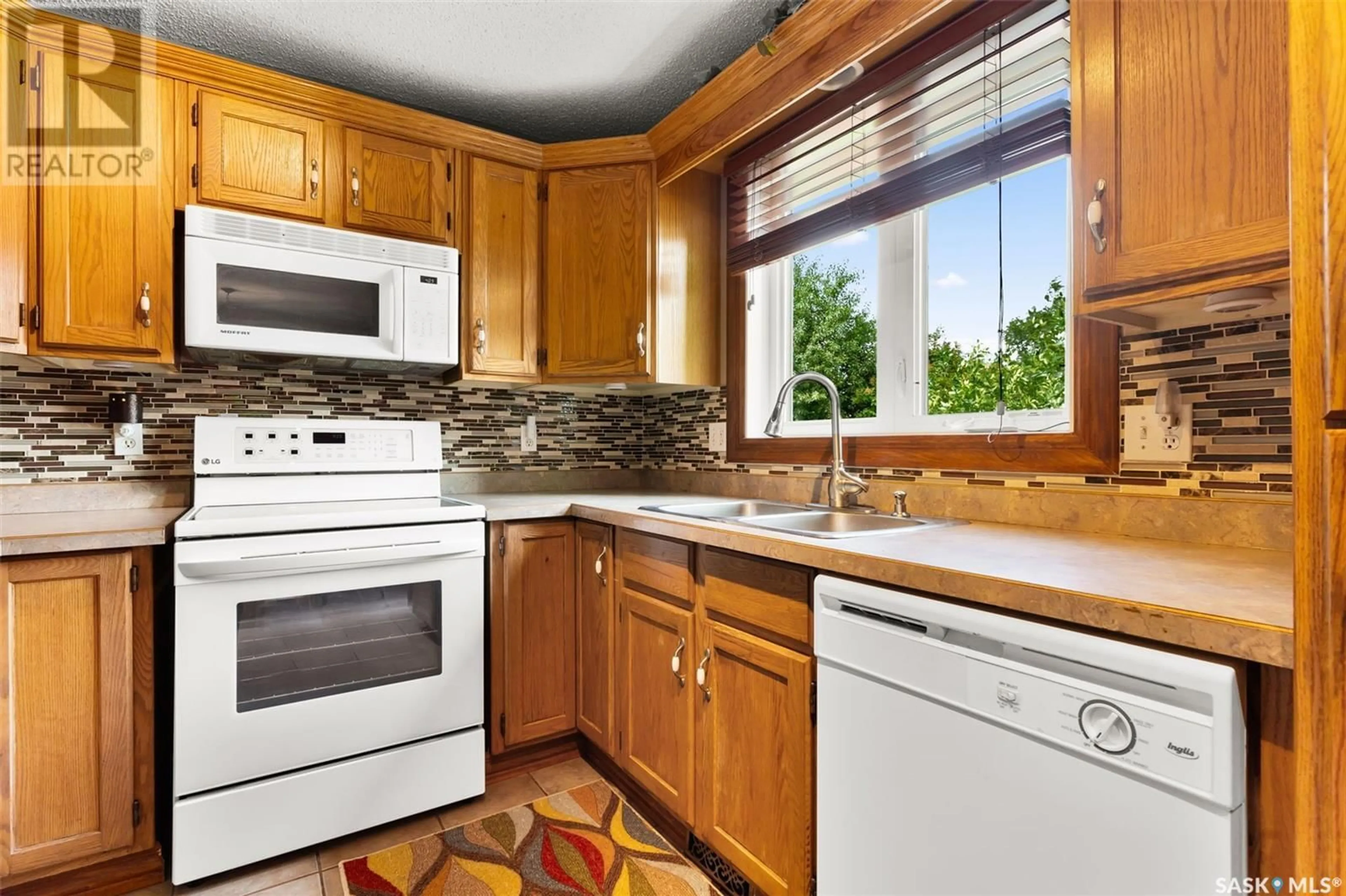 Standard kitchen, unknown for 455 BLACK DRIVE, Regina Saskatchewan S4X2W1