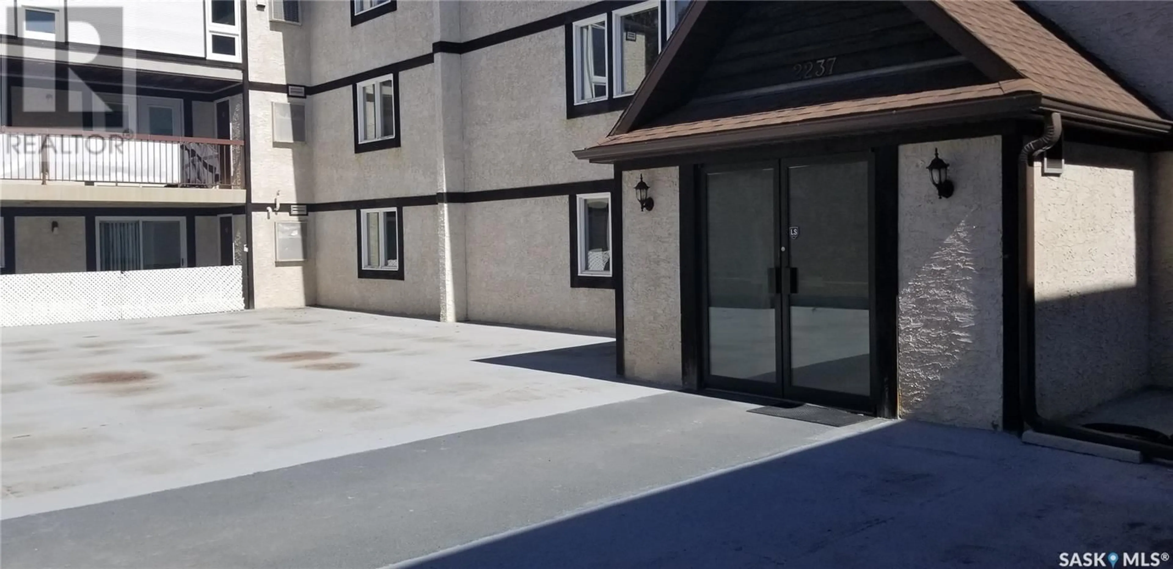Patio, street for 204 - 2237 MCINTYRE STREET, Regina Saskatchewan S4P2S1