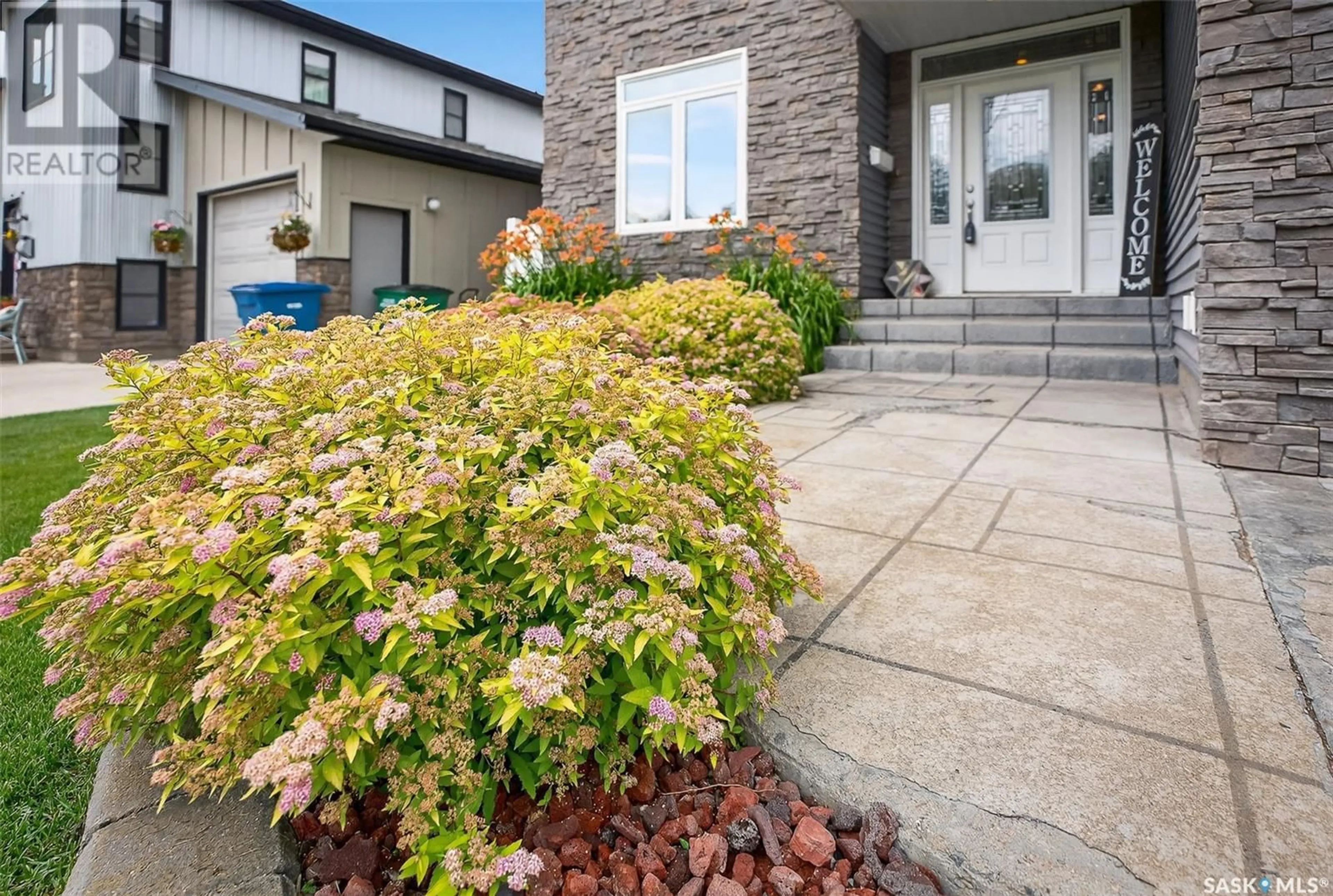 Patio, street for 210 IROQUOIS STREET, Moose Jaw Saskatchewan S6H4T3