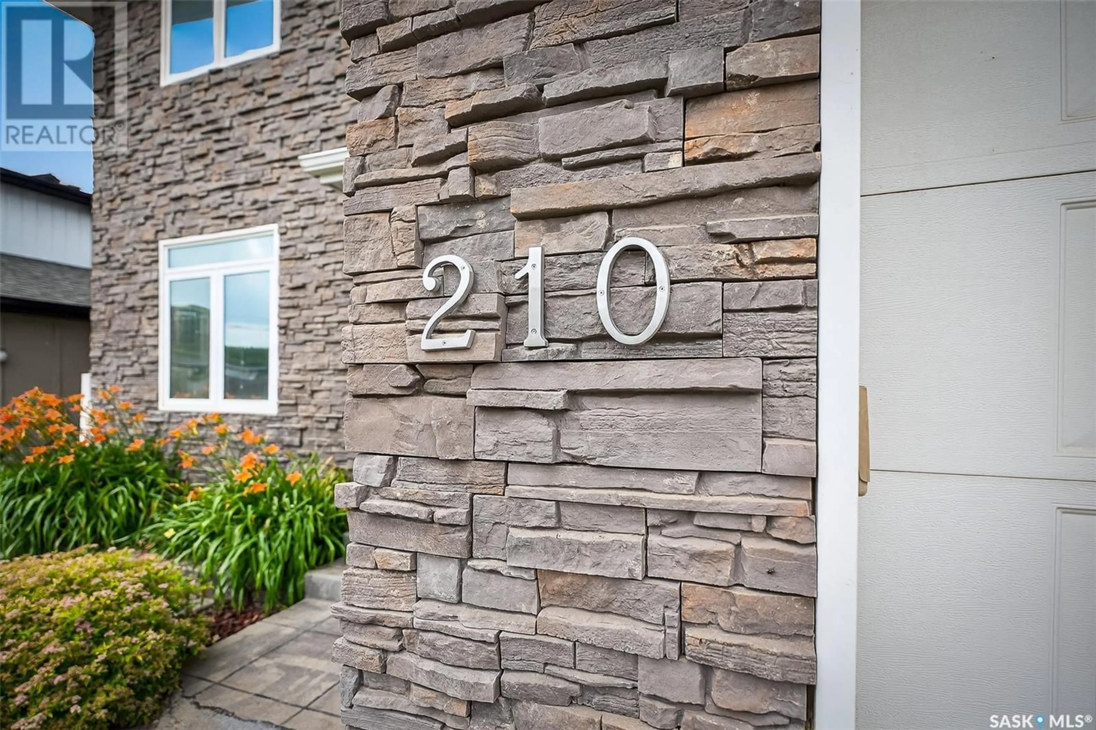 Indoor entryway for 210 IROQUOIS STREET, Moose Jaw Saskatchewan S6H4T3
