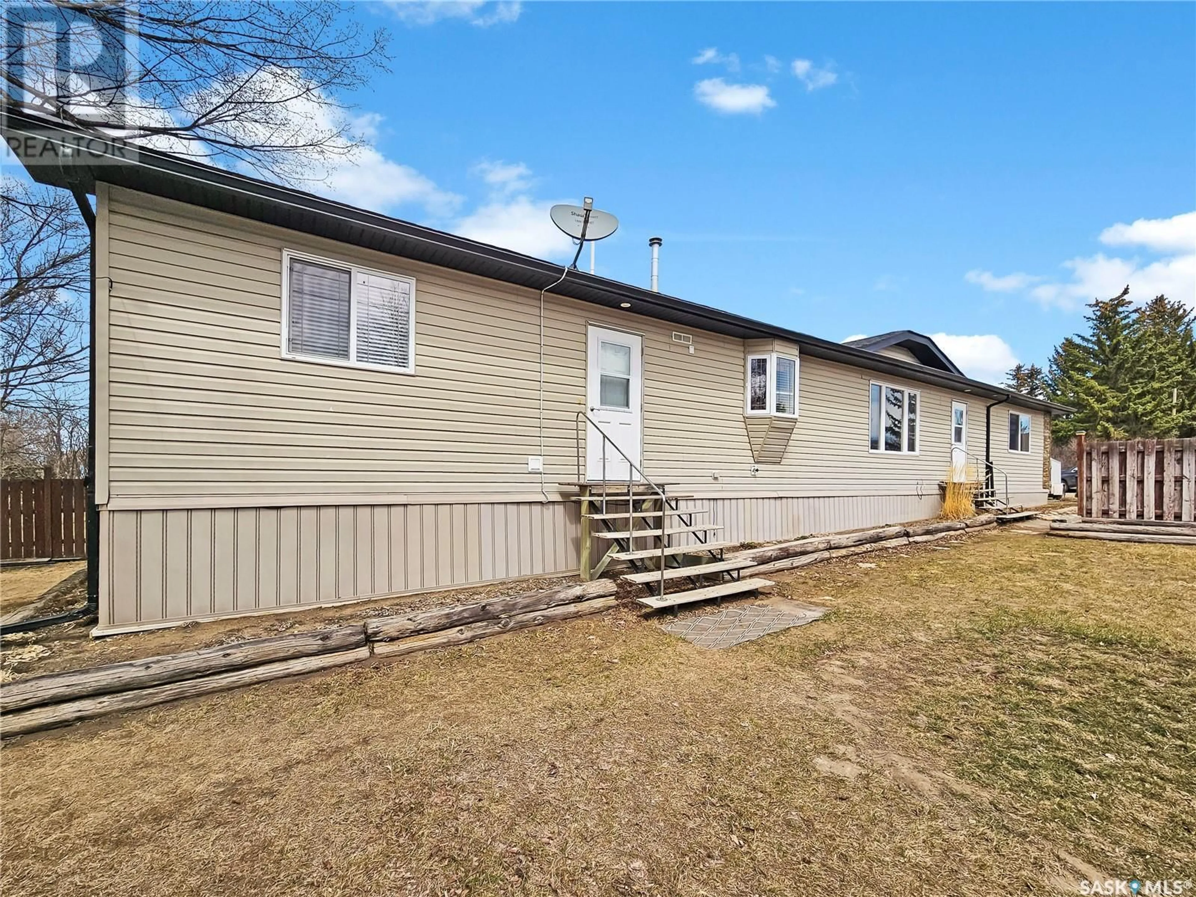 A pic from outside/outdoor area/front of a property/back of a property/a pic from drone, unknown for 10 FOUR SEASONS TRAILER COURT, Shaunavon Saskatchewan S0N2M0