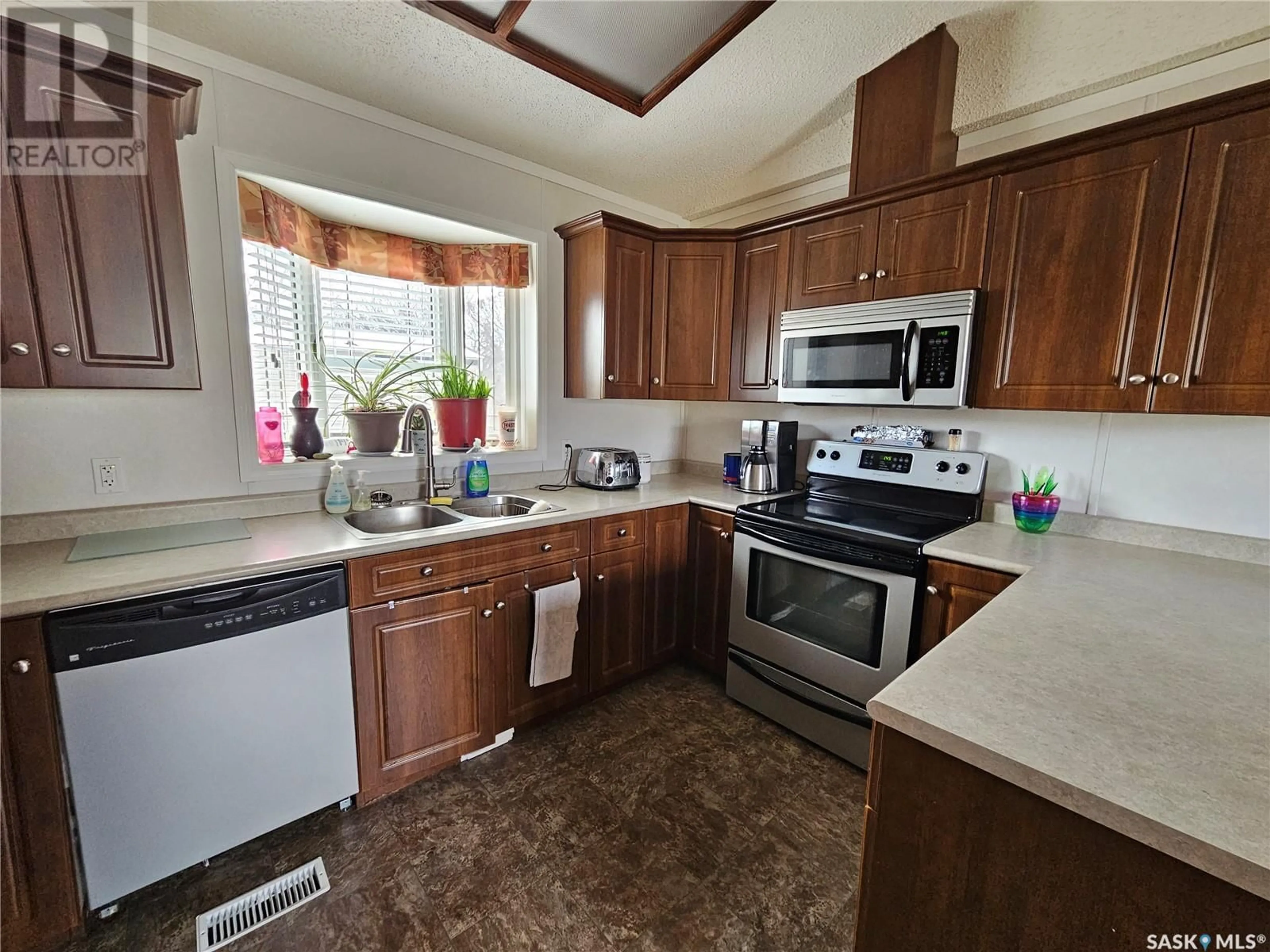 Standard kitchen, unknown for 10 FOUR SEASONS TRAILER COURT, Shaunavon Saskatchewan S0N2M0