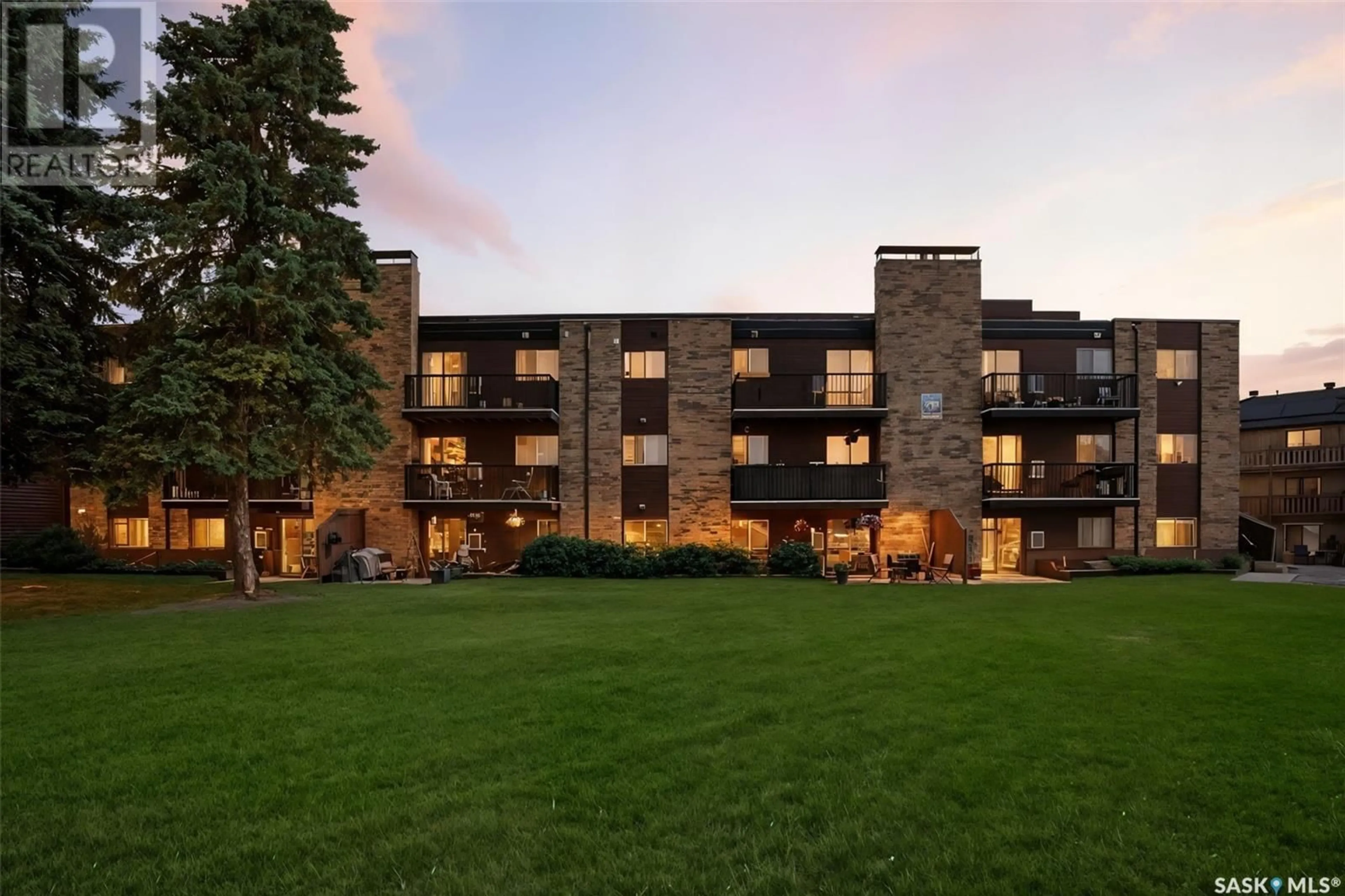 Patio, building for 802C - 106 KINGSMERE BOULEVARD, Saskatoon Saskatchewan S7J4B7