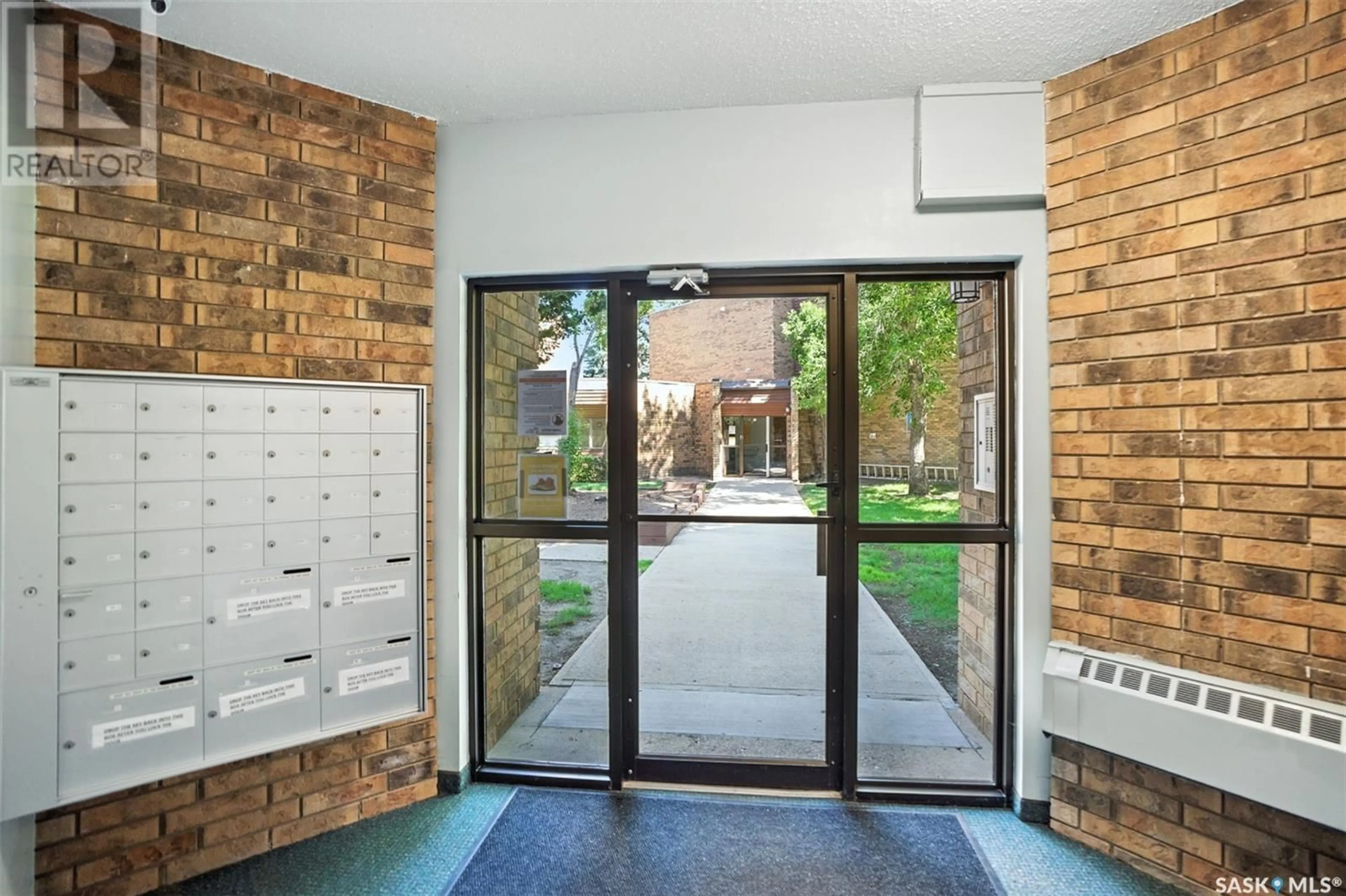 Indoor foyer for 802C - 106 KINGSMERE BOULEVARD, Saskatoon Saskatchewan S7J4B7