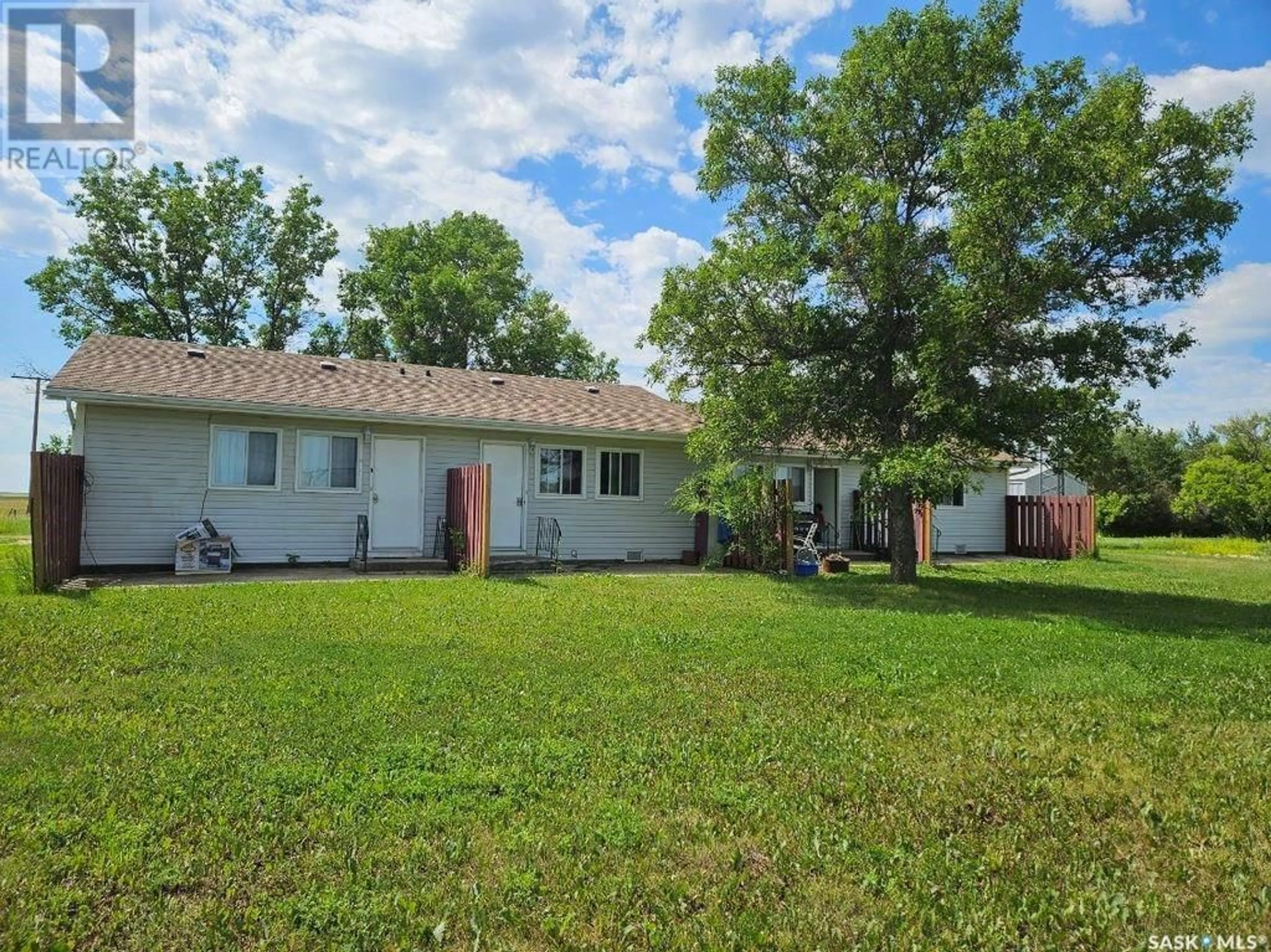 A pic from outside/outdoor area/front of a property/back of a property/a pic from drone, street for 113-115 2ND AVENUE, Hodgeville Saskatchewan S0H2B0
