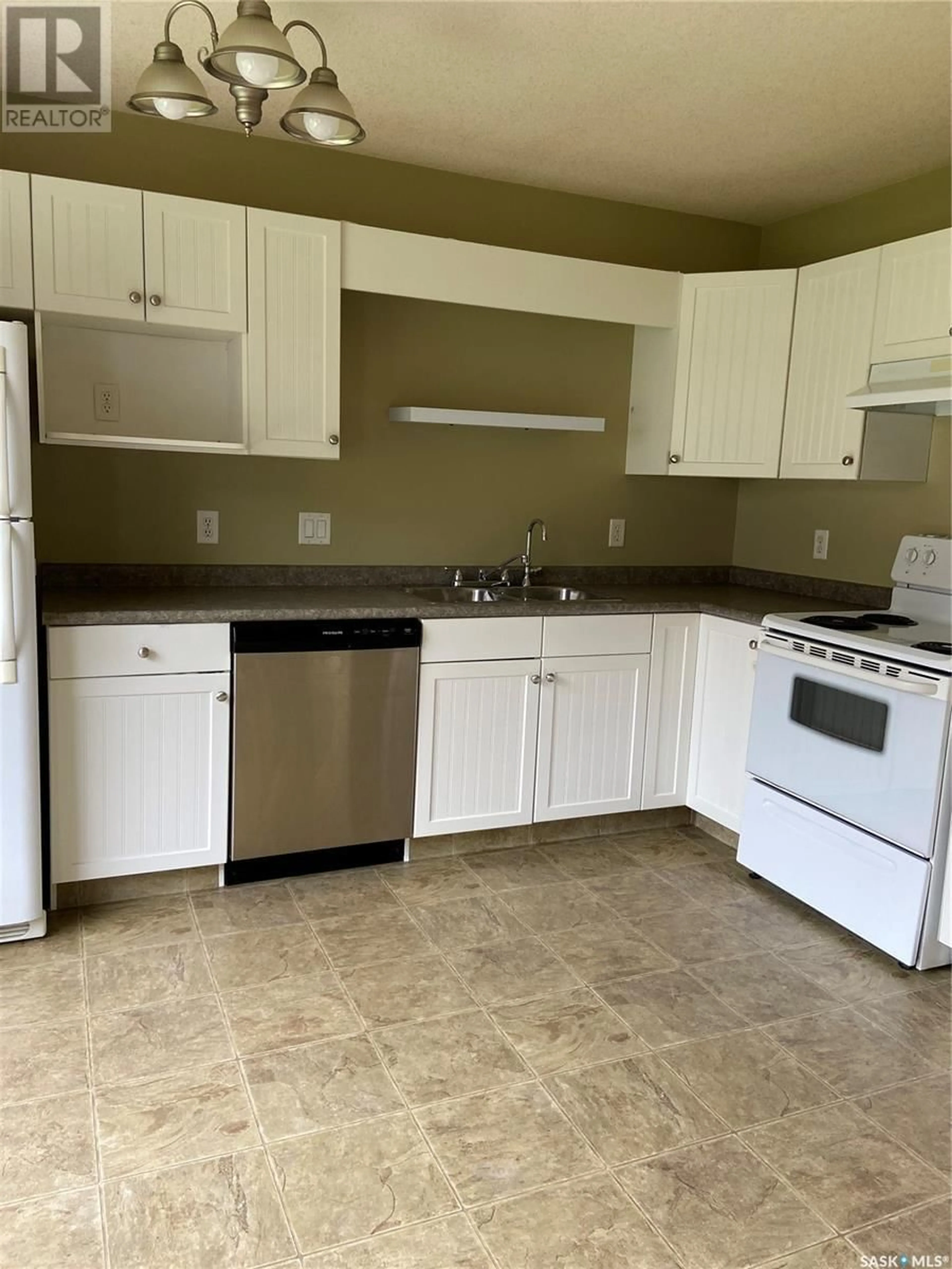 Standard kitchen, ceramic/tile floor for 60 4500 CHILD AVENUE, Regina Saskatchewan S4X0A8