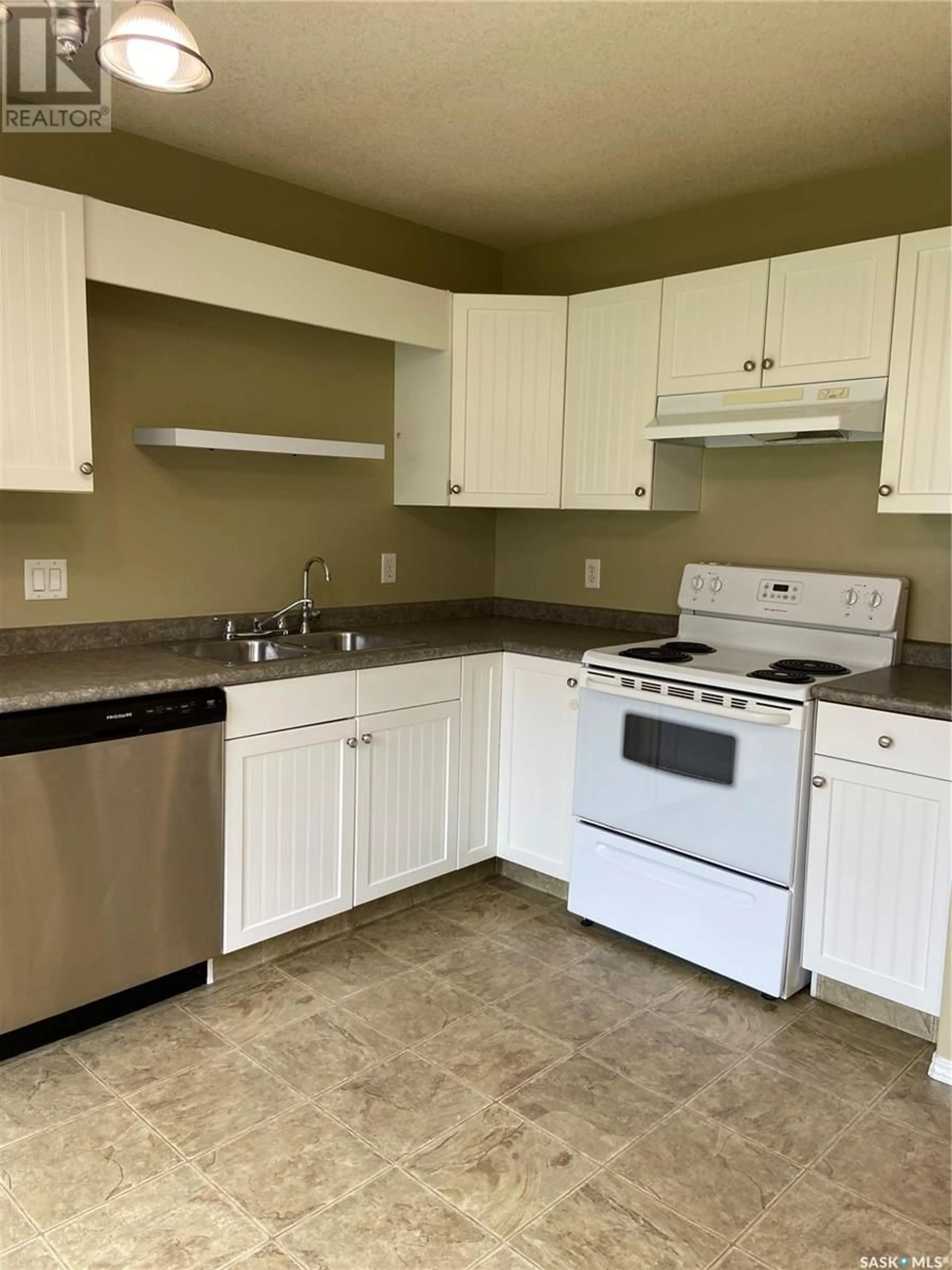 Standard kitchen, unknown for 60 4500 CHILD AVENUE, Regina Saskatchewan S4X0A8