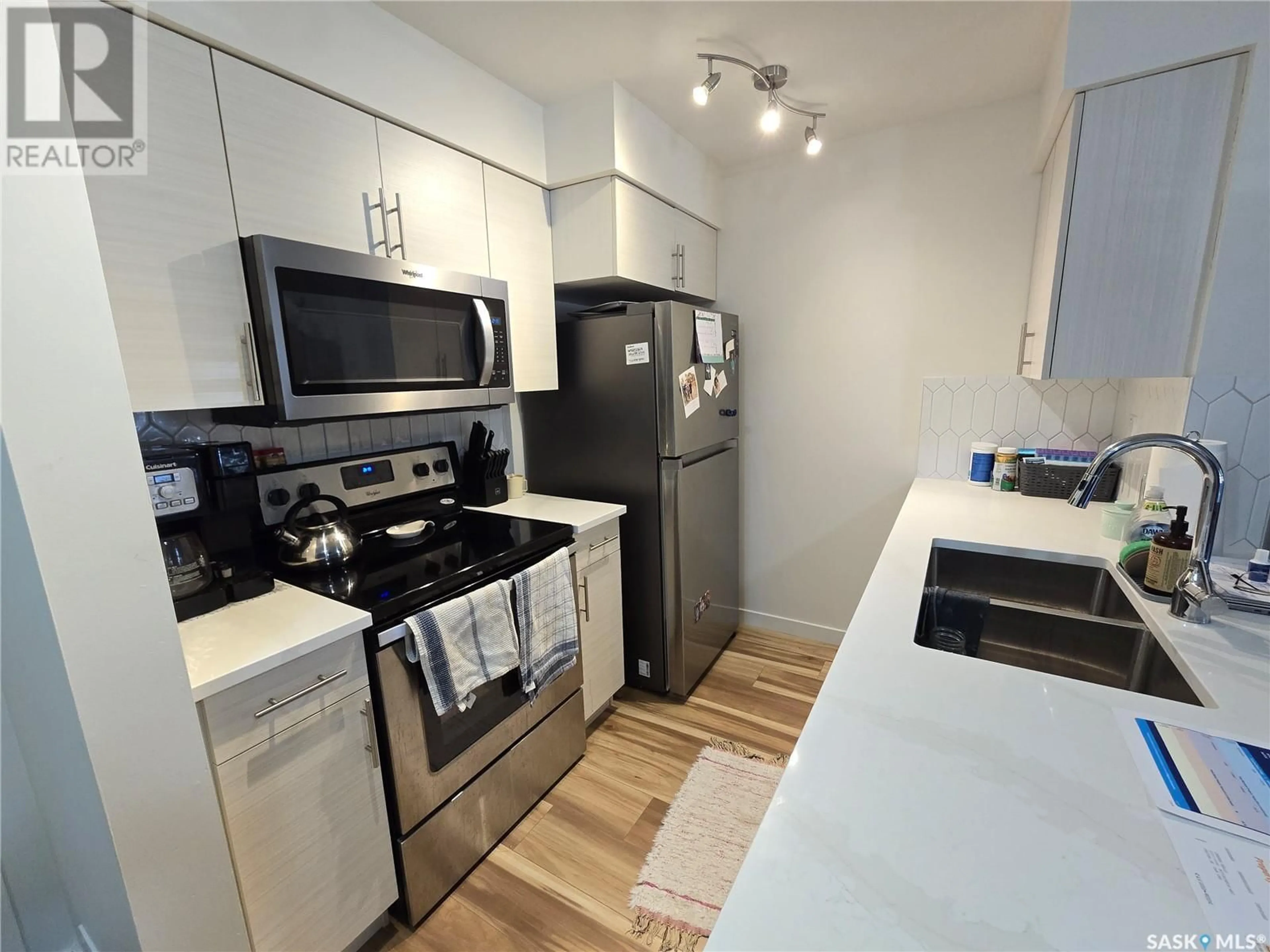 Standard kitchen, wood/laminate floor for 2000-5500 - 2107 MITCHINSON WAY, Regina Saskatchewan S4W0N9