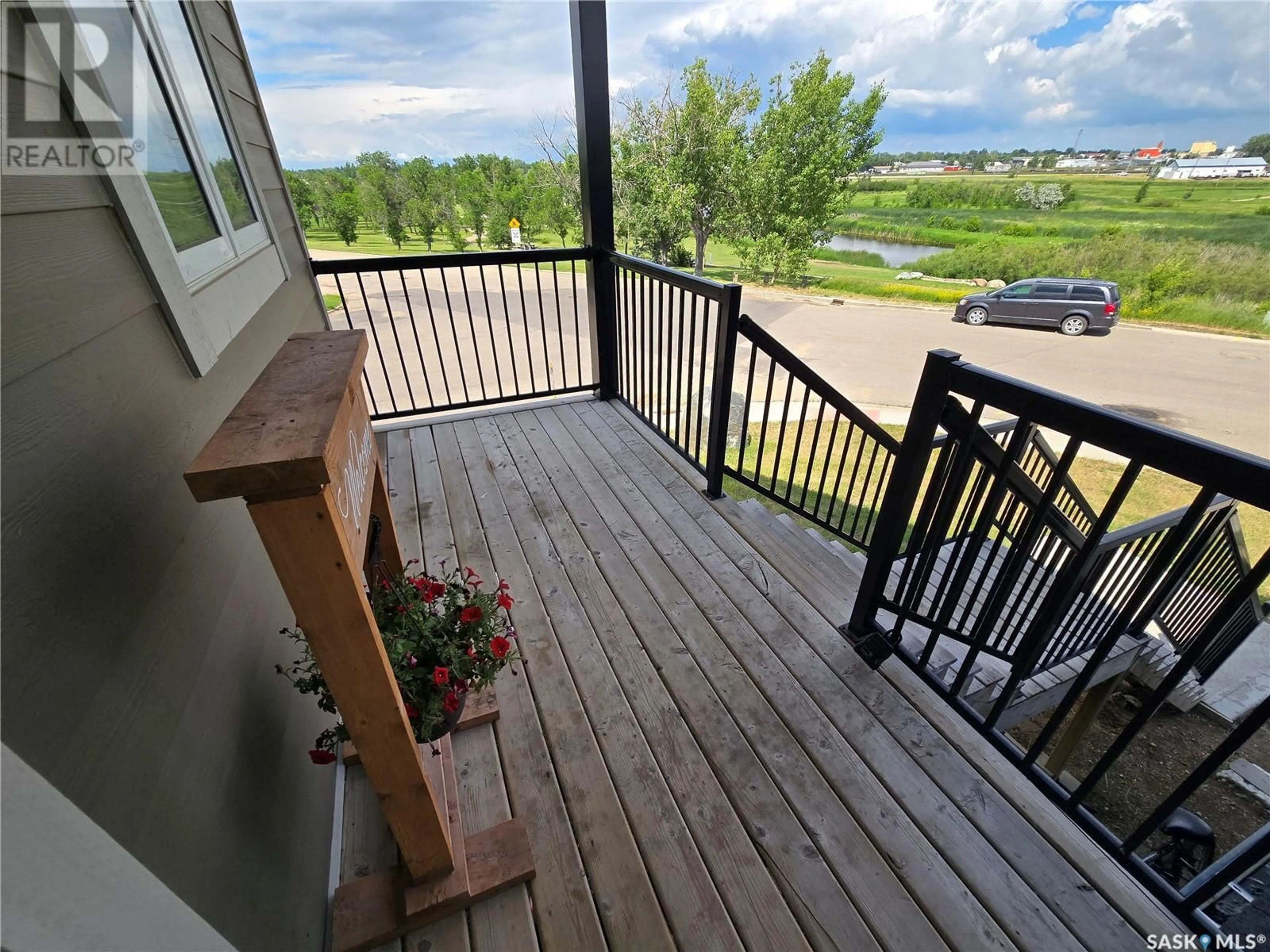 Patio, water/lake/river/ocean view for 601 CONFEDERATION DRIVE, Weyburn Saskatchewan S4H3R1