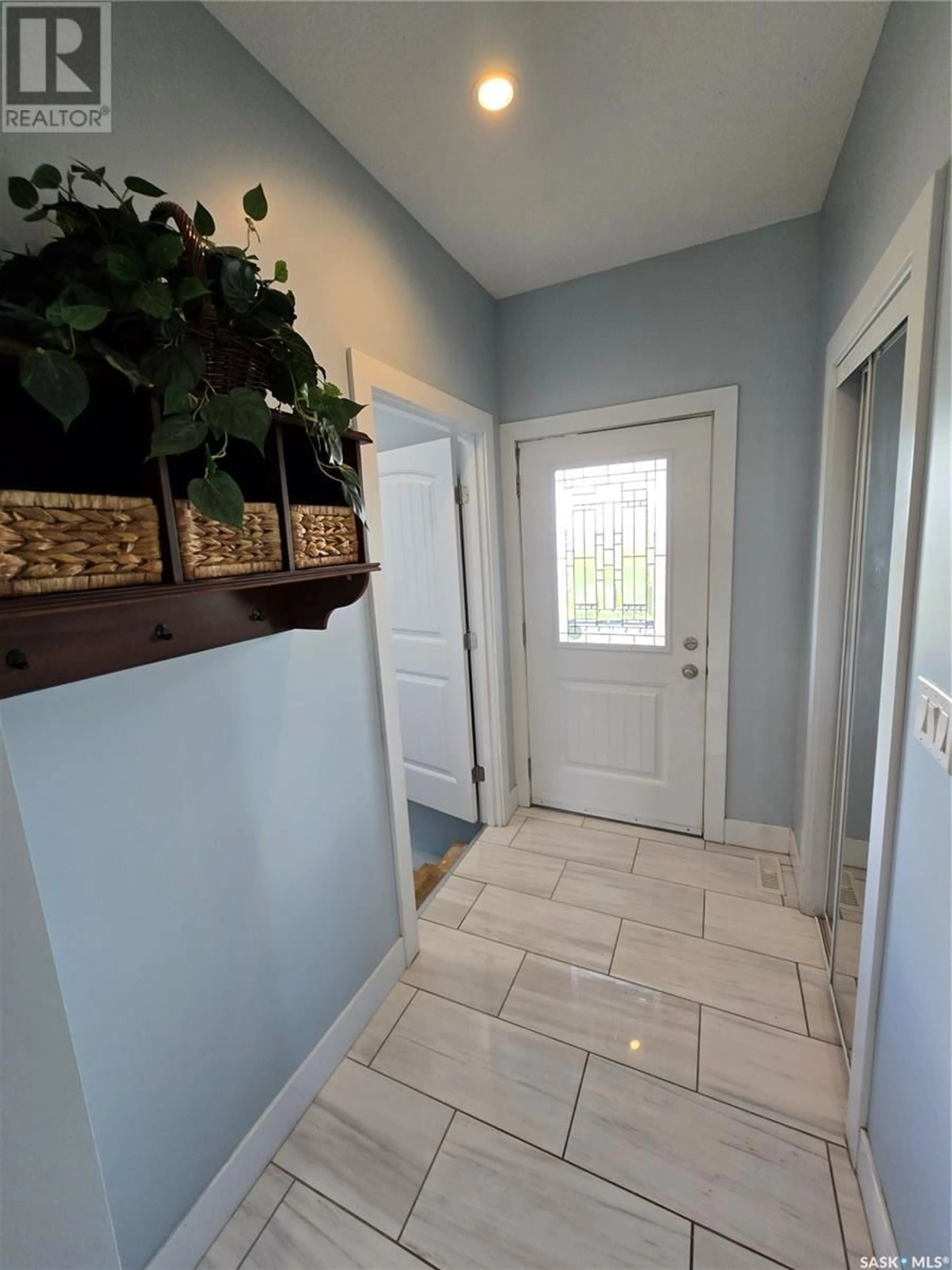 Indoor entryway for 601 CONFEDERATION DRIVE, Weyburn Saskatchewan S4H3R1