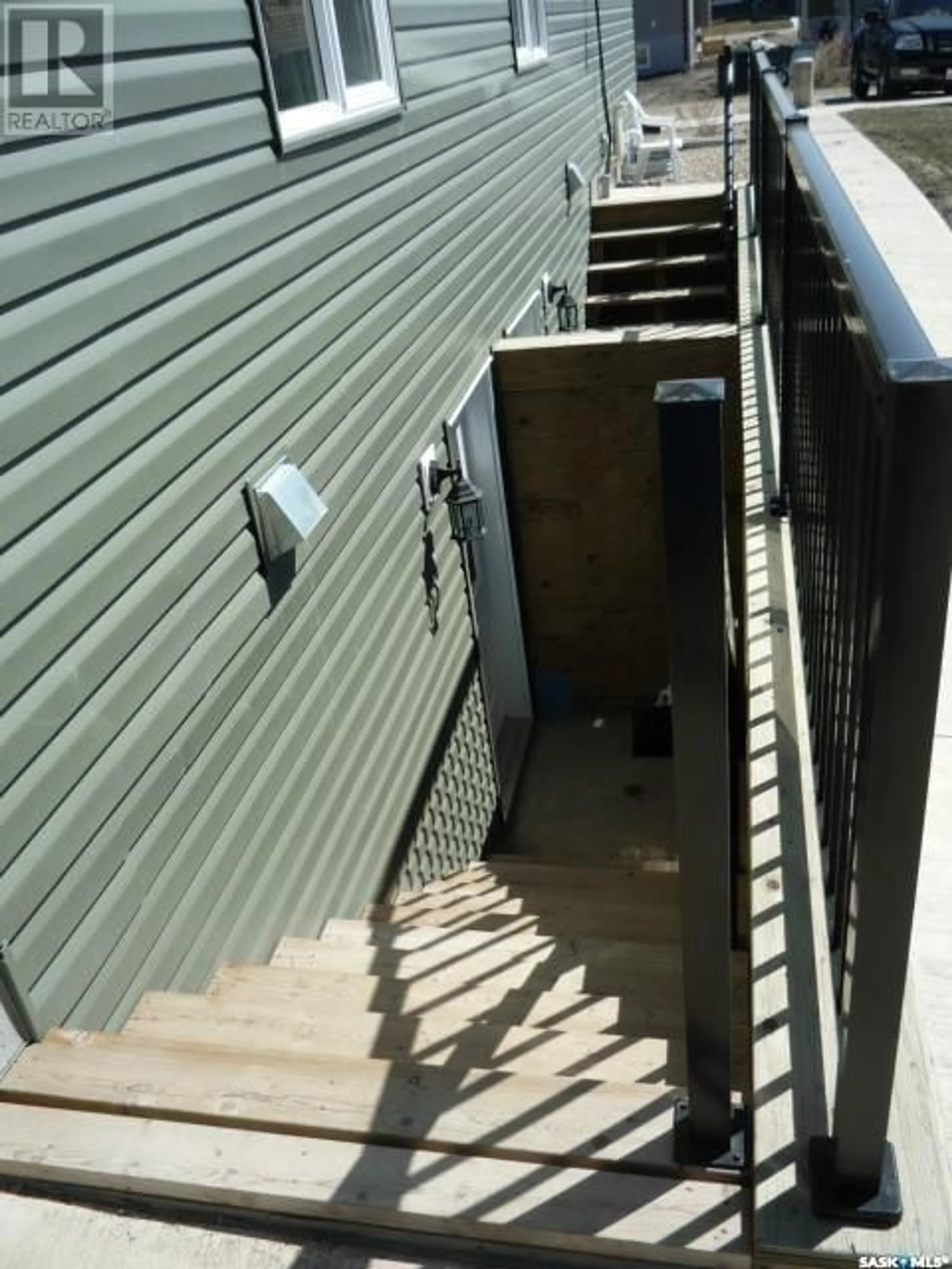 Stairs for 201 - 4 CARLYLE AVENUE, Carlyle Saskatchewan S0C0R0