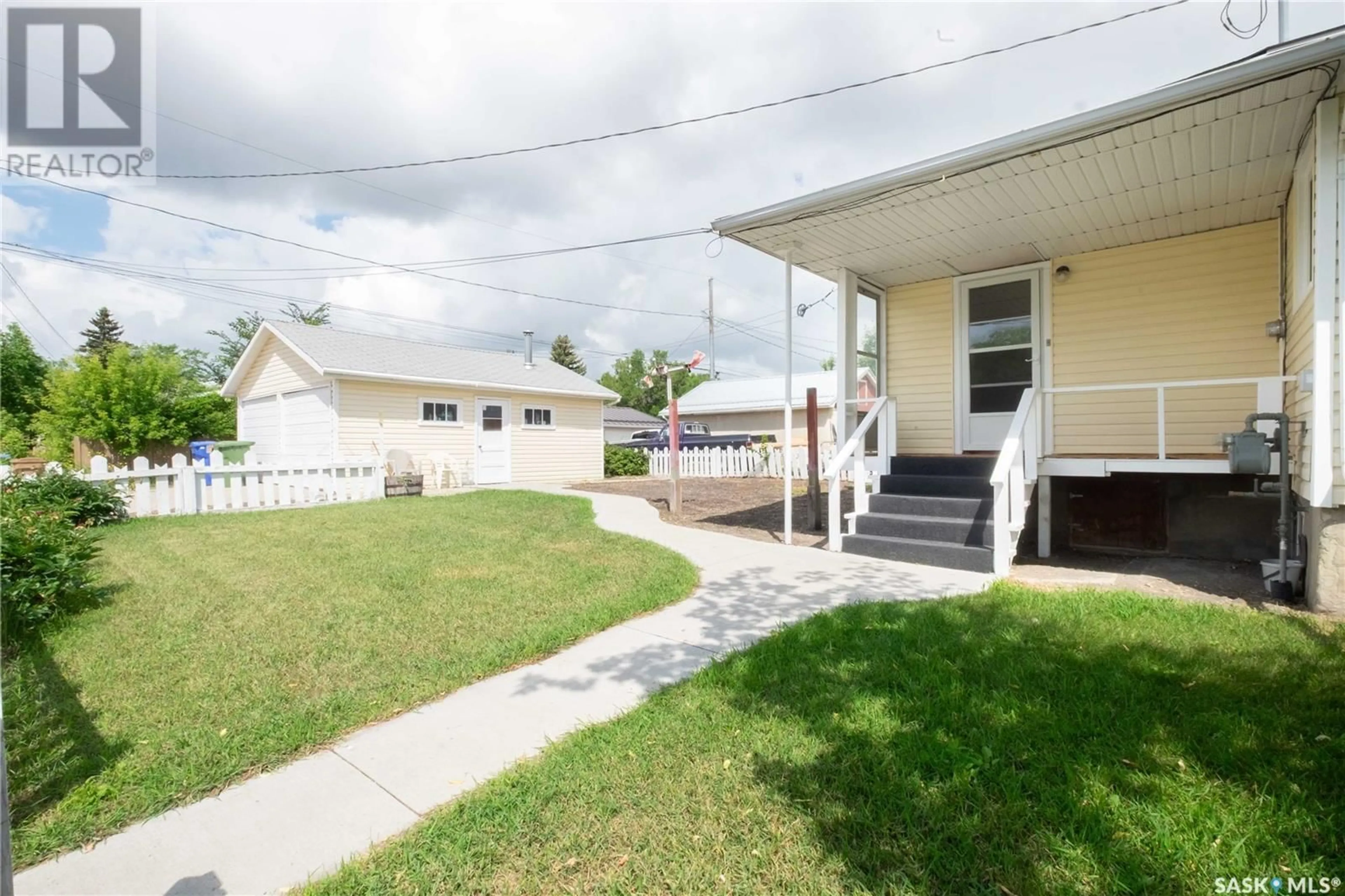 Patio, street for 274 TORONTO STREET, Regina Saskatchewan S4R1L9