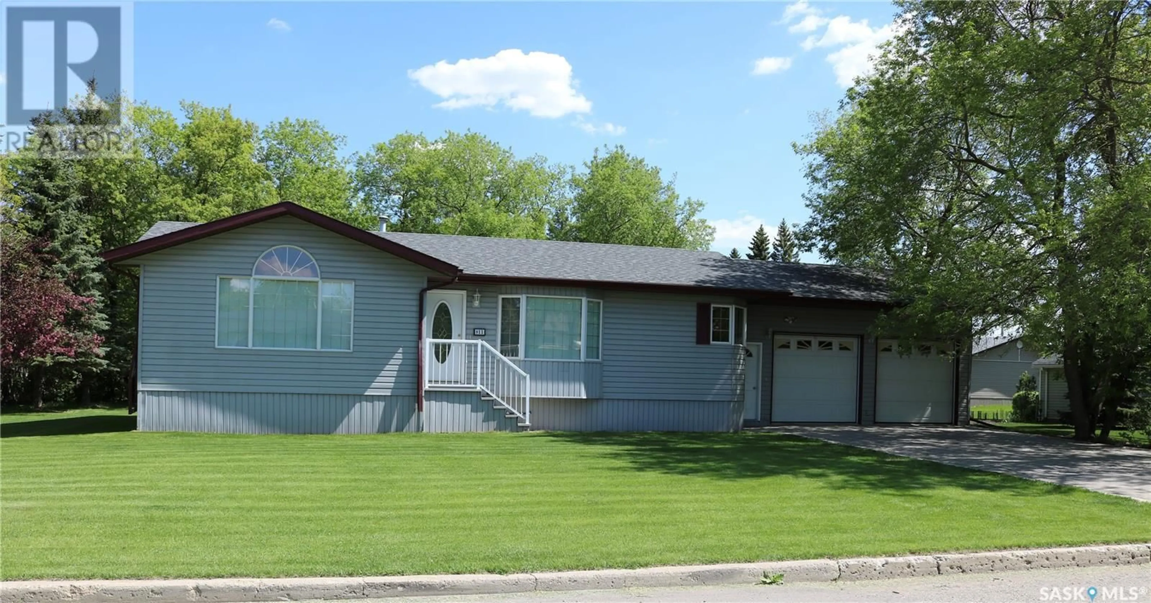Home with vinyl exterior material, street for 811 ALBERNI STREET, Moosomin Saskatchewan S0G3N0