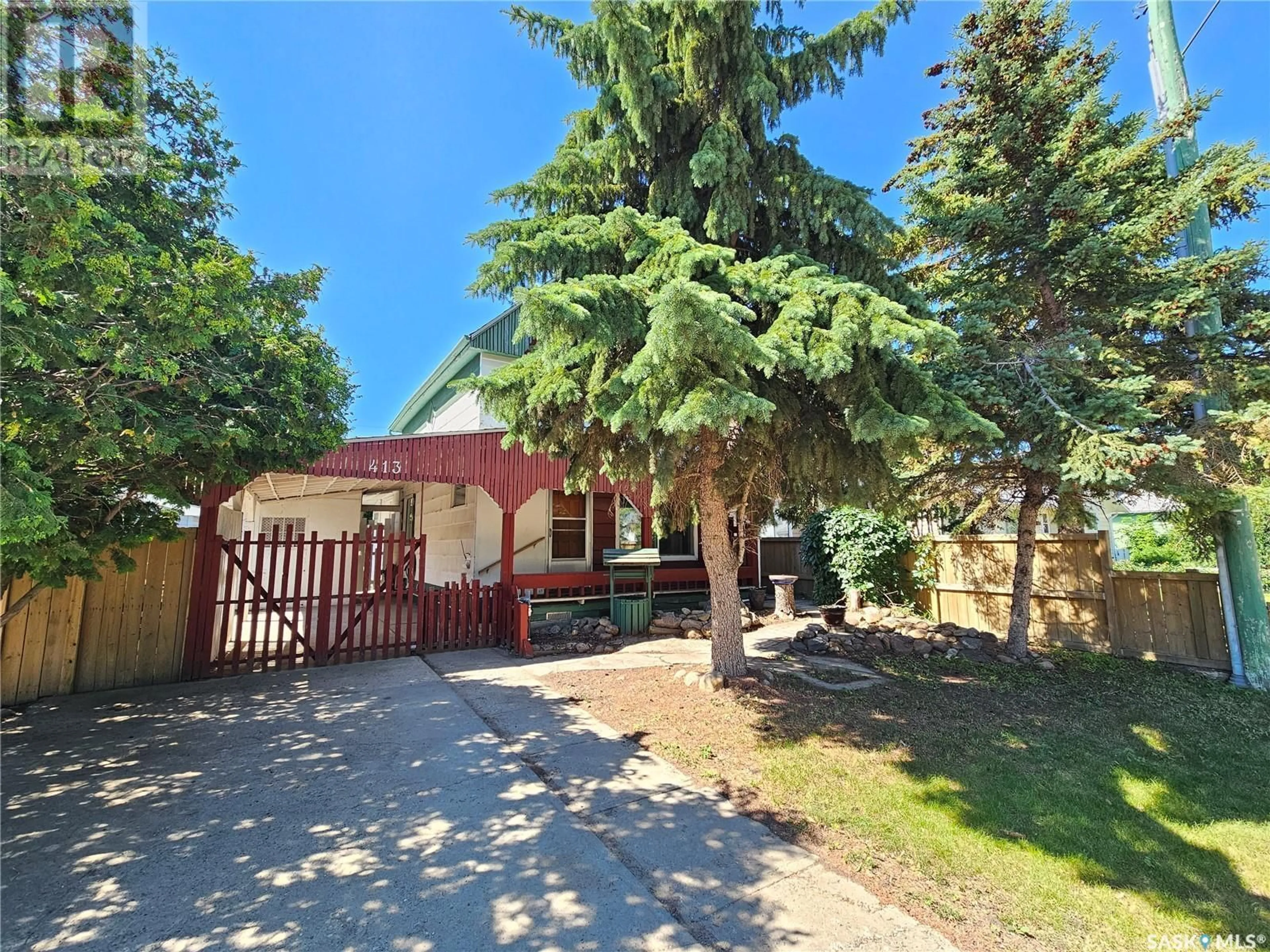 A pic from outside/outdoor area/front of a property/back of a property/a pic from drone, street for 413 ATHABASCA STREET, Moose Jaw Saskatchewan S6H2C4