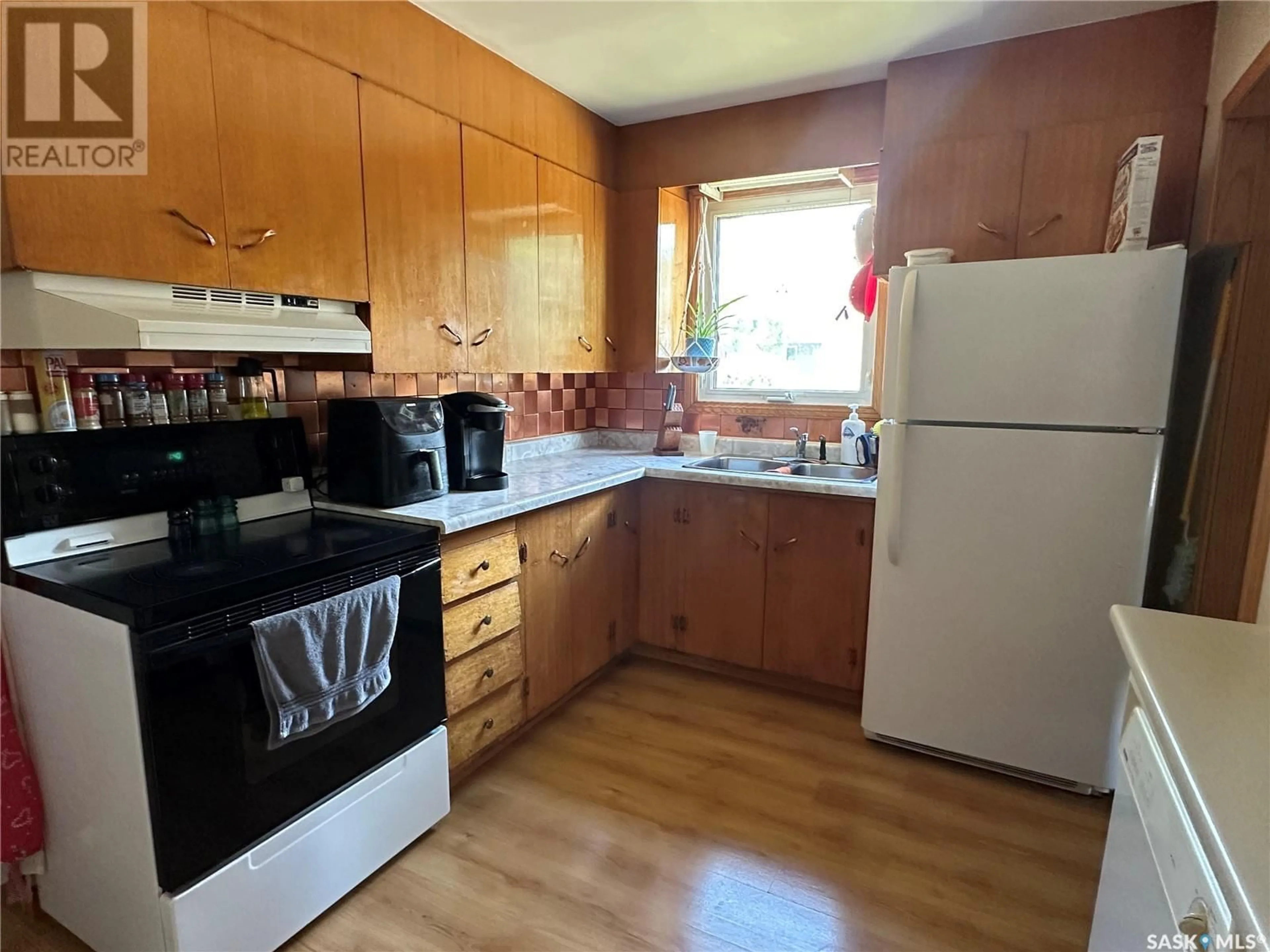 Standard kitchen, unknown for 18 9TH STREET, Weyburn Saskatchewan S4H1E5