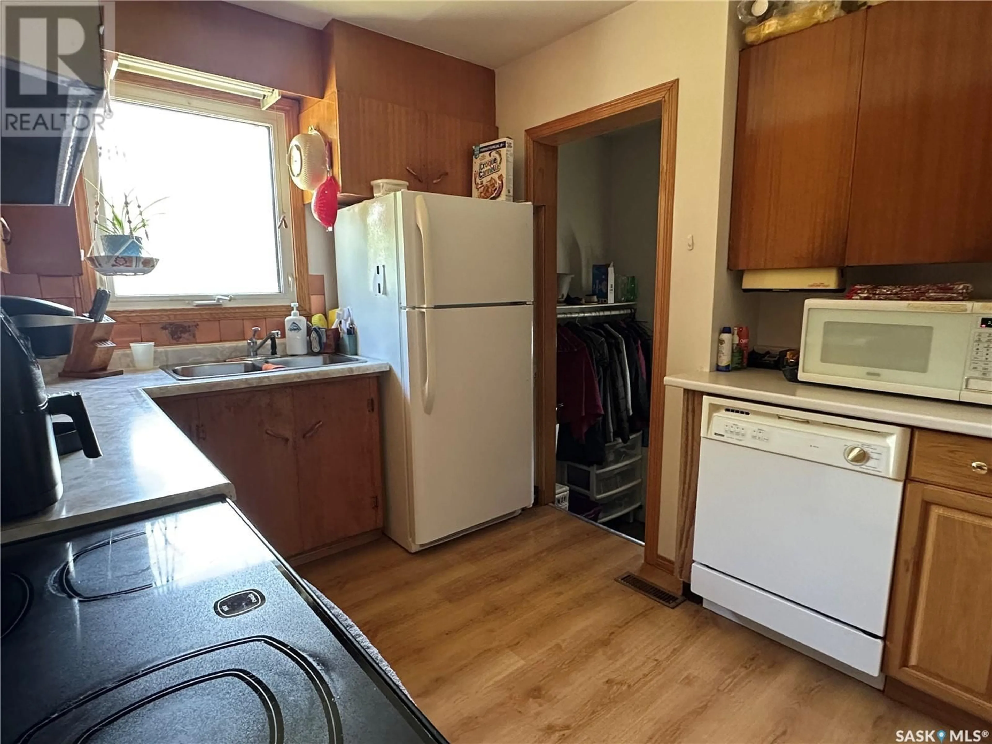 Standard kitchen, unknown for 18 9TH STREET, Weyburn Saskatchewan S4H1E5