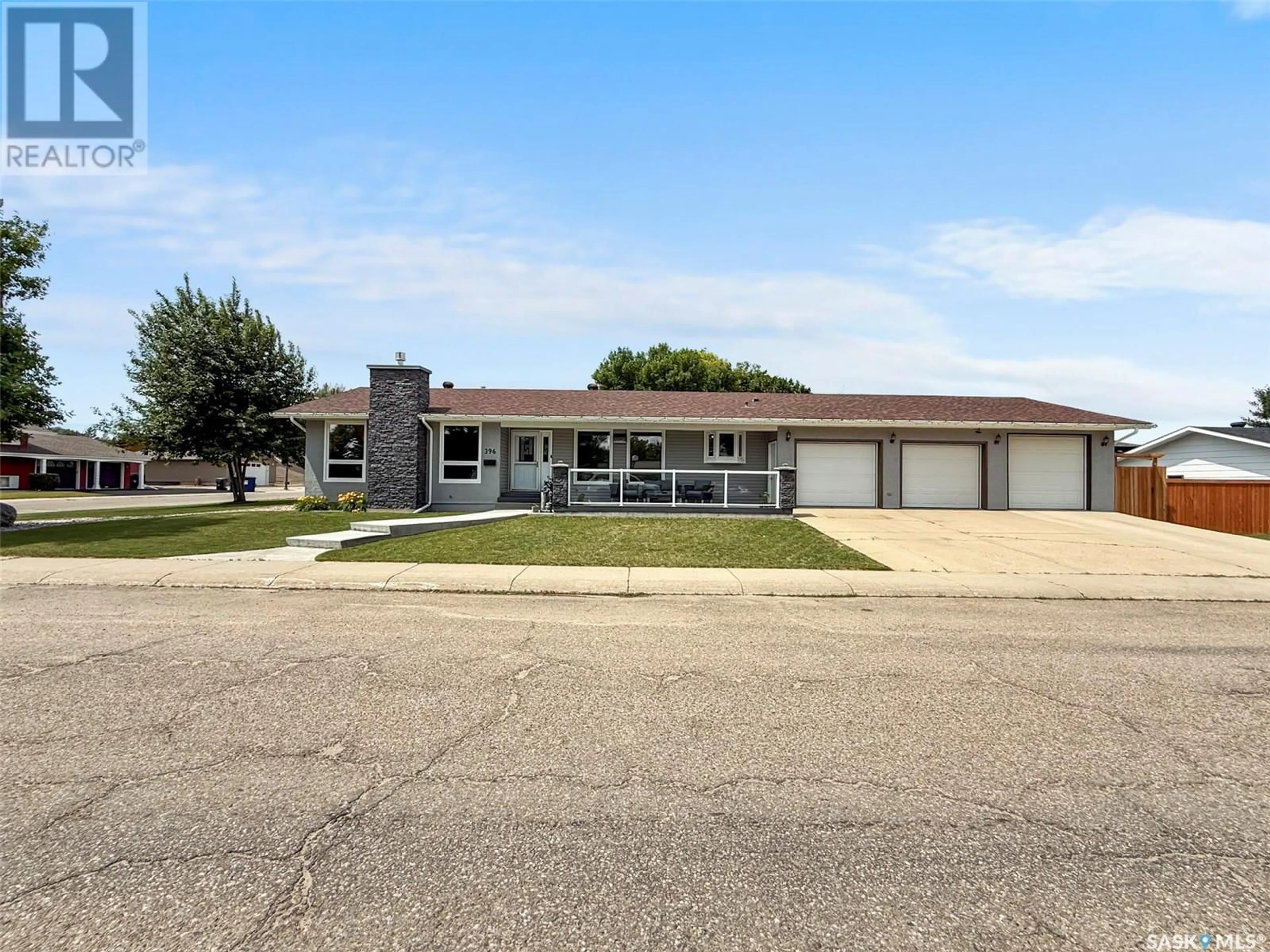 A pic from outside/outdoor area/front of a property/back of a property/a pic from drone, street for 396 WALSH TRAIL, Swift Current Saskatchewan S9H4N2