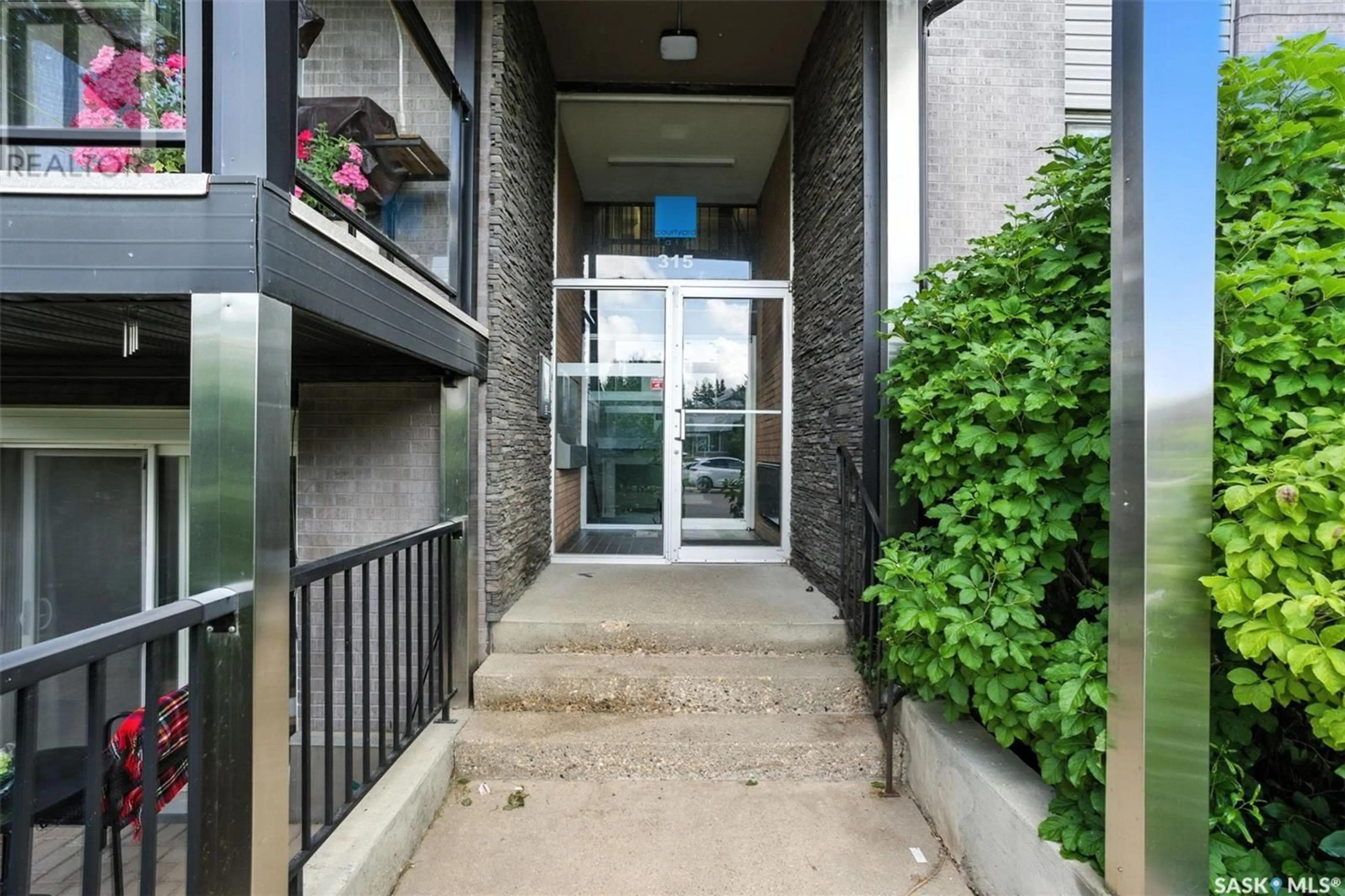 Indoor foyer for 41 315 EAST PLACE, Saskatoon Saskatchewan S7J2Y4