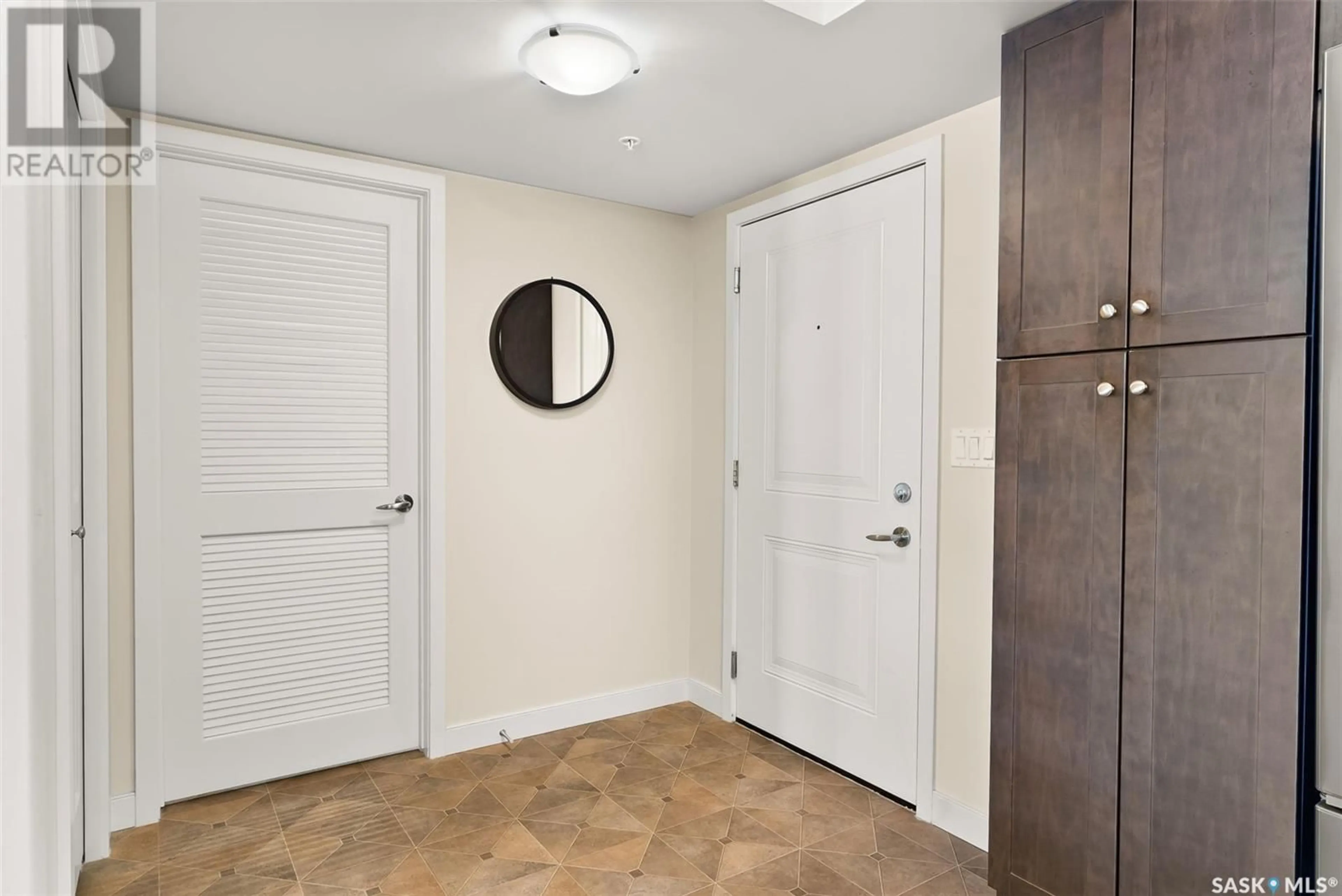 Indoor entryway for 110 2341 WINDSOR PARK ROAD, Regina Saskatchewan S4V1R7