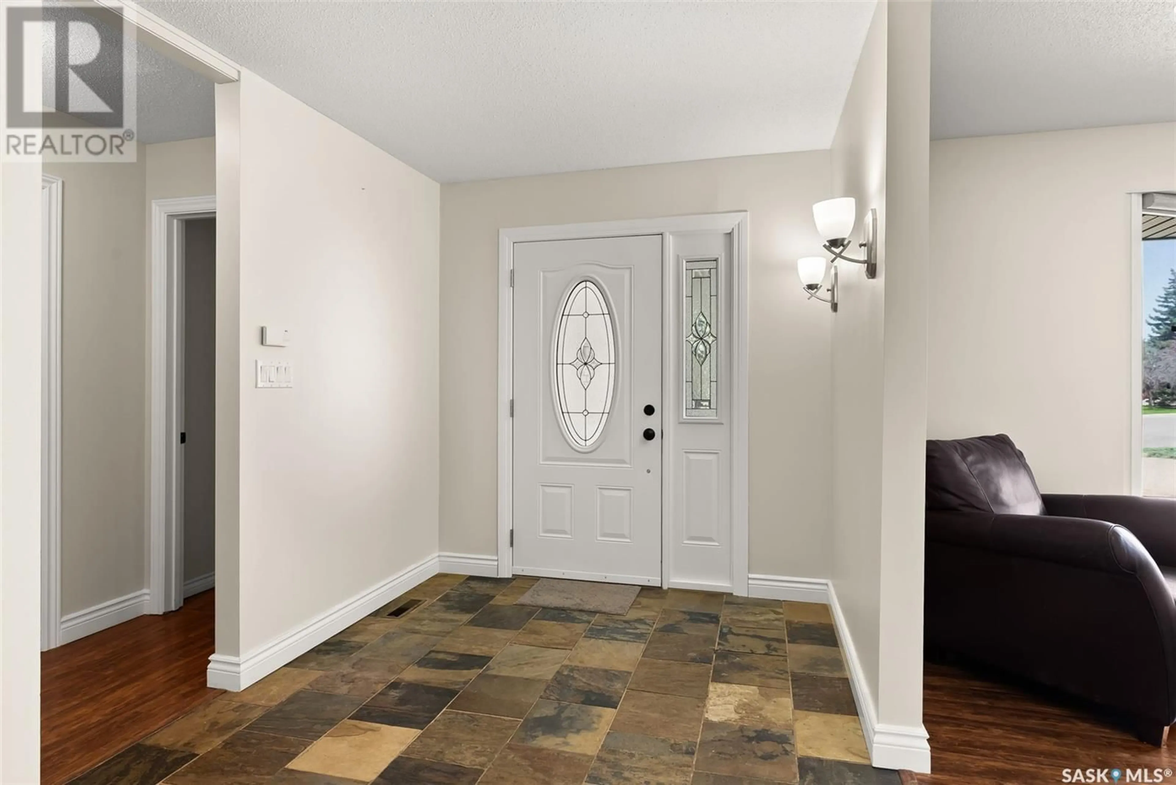 Indoor entryway for 19 HERITAGE PLACE, Regina Saskatchewan S4S2Z7
