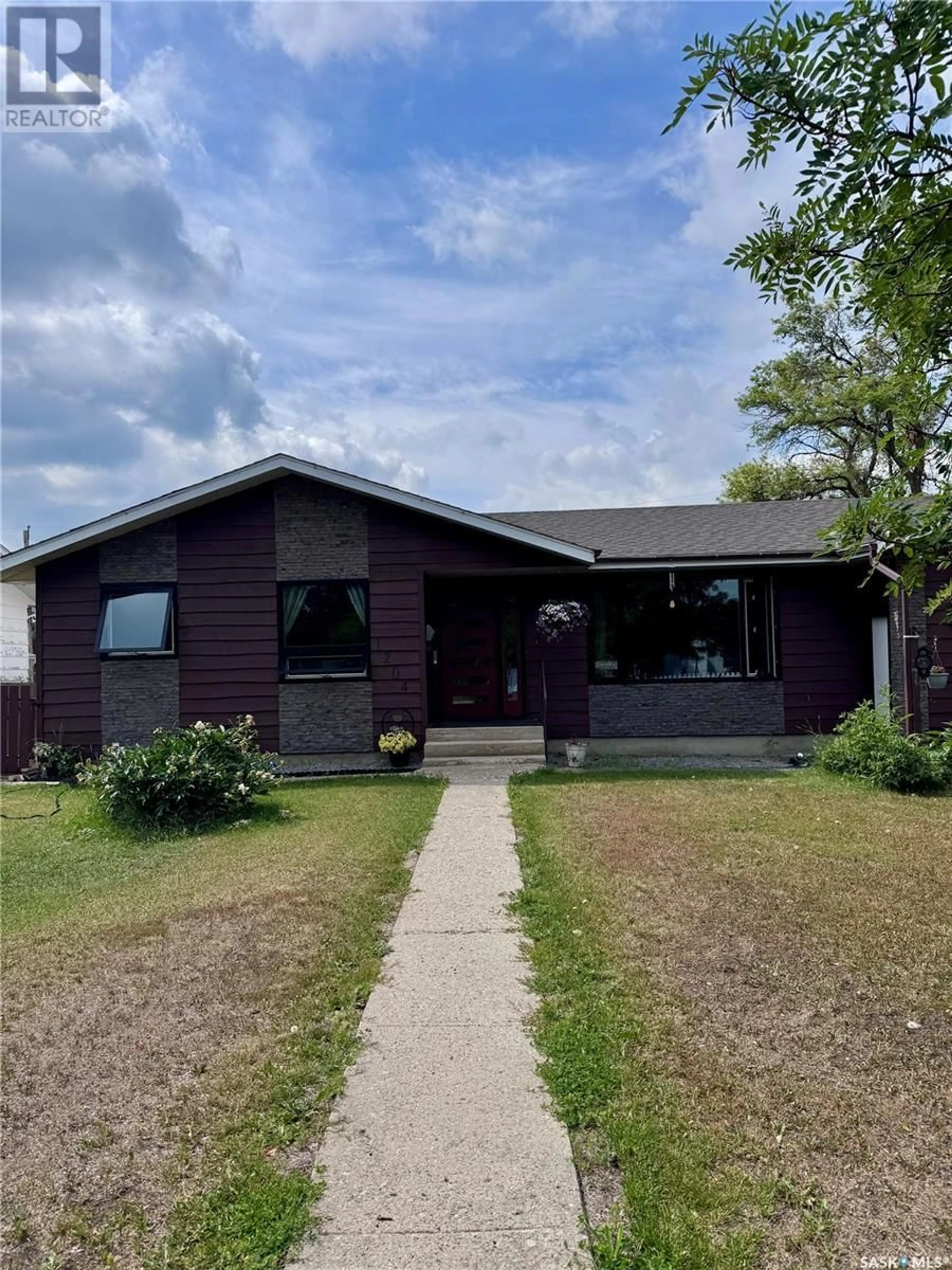 Home with vinyl exterior material, street for 1204 NORTH RAILWAY STREET, Swift Current Saskatchewan S9H1E4