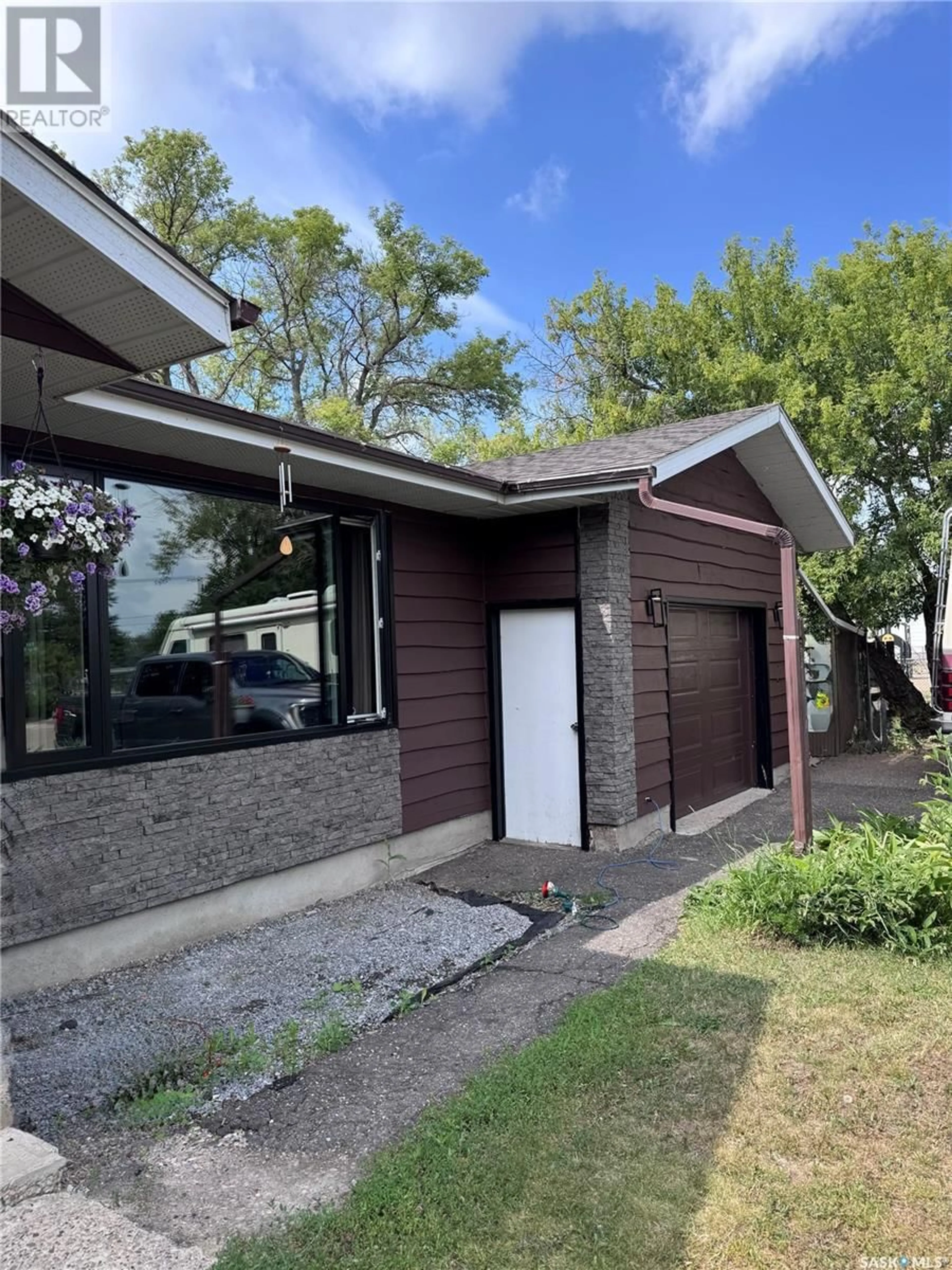 Home with vinyl exterior material, street for 1204 NORTH RAILWAY STREET, Swift Current Saskatchewan S9H1E4