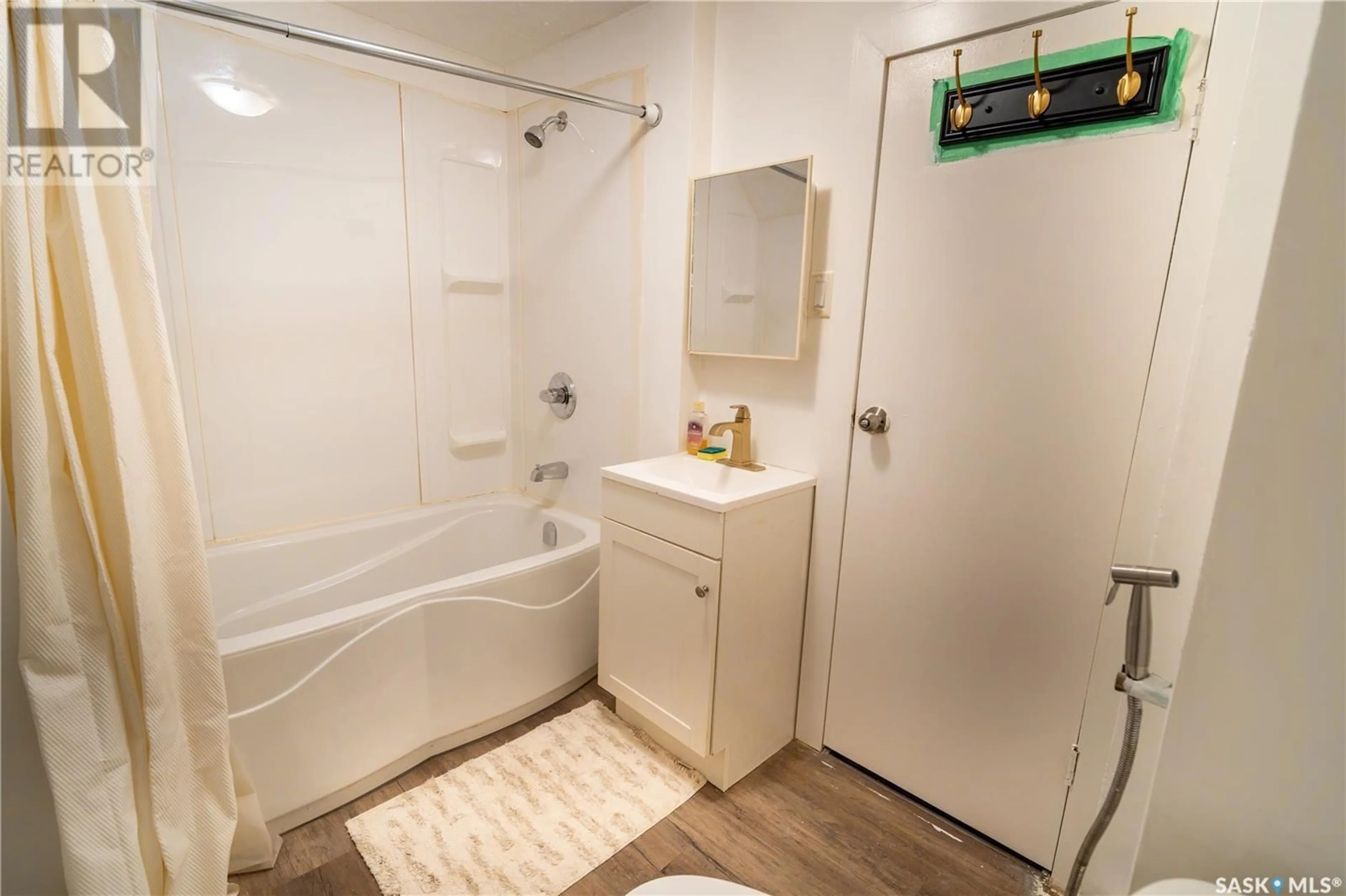 Standard bathroom, unknown for 1619 LORNE AVENUE, Saskatoon Saskatchewan S7H1Y2