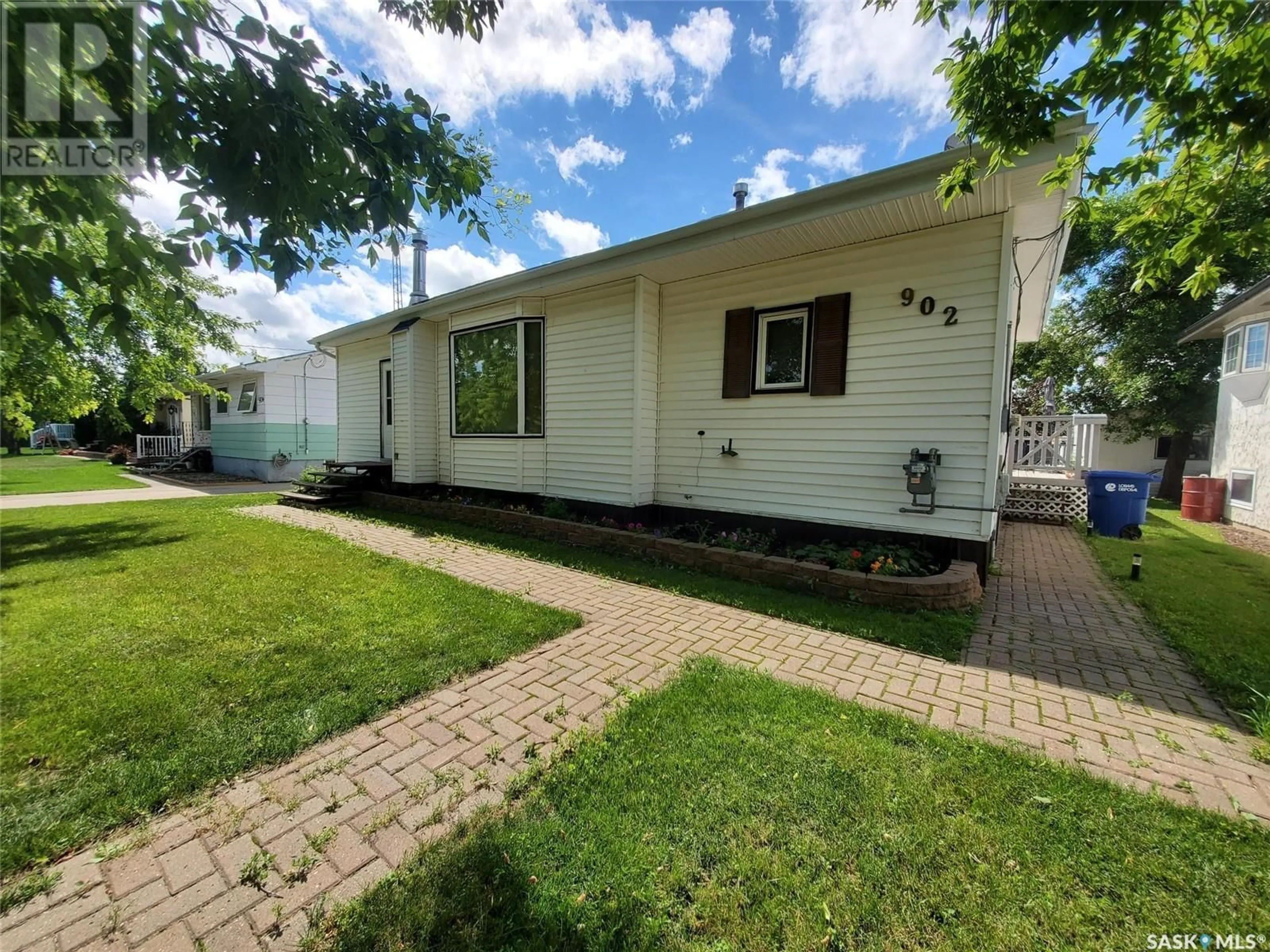 Home with vinyl exterior material, street for 902 FRANCIS STREET, Grenfell Saskatchewan S0G2B0