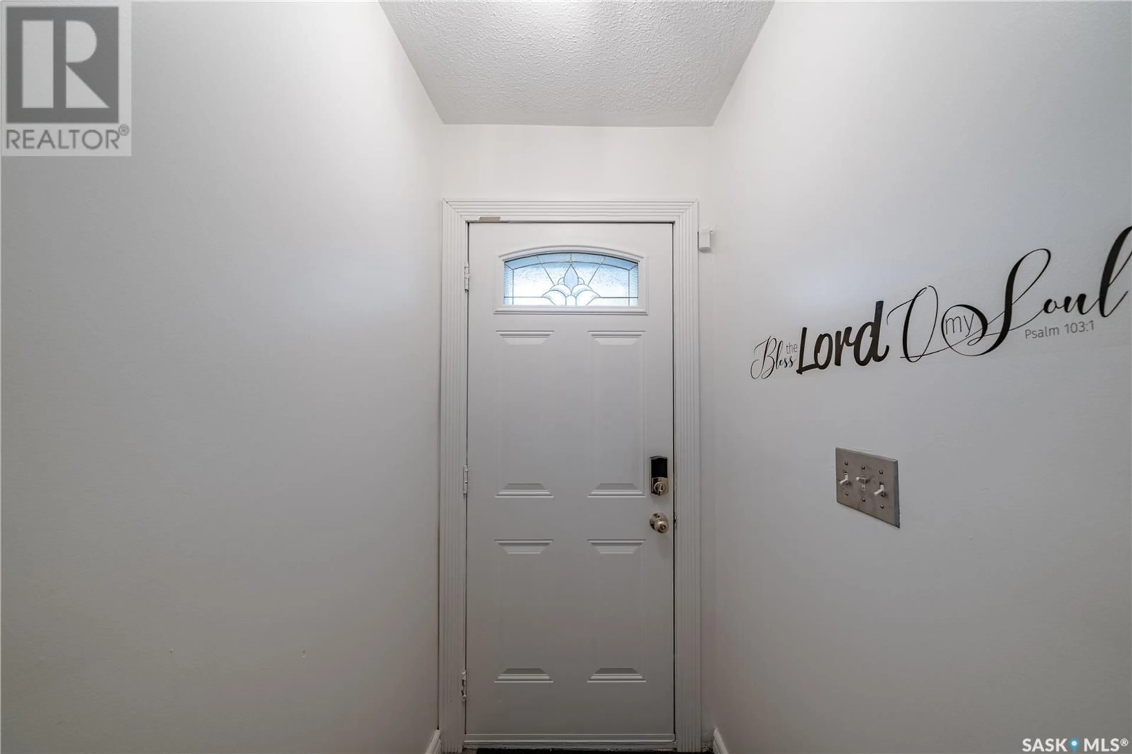 Indoor entryway for 301 MIKKELSON DRIVE, Regina Saskatchewan S4T6E1