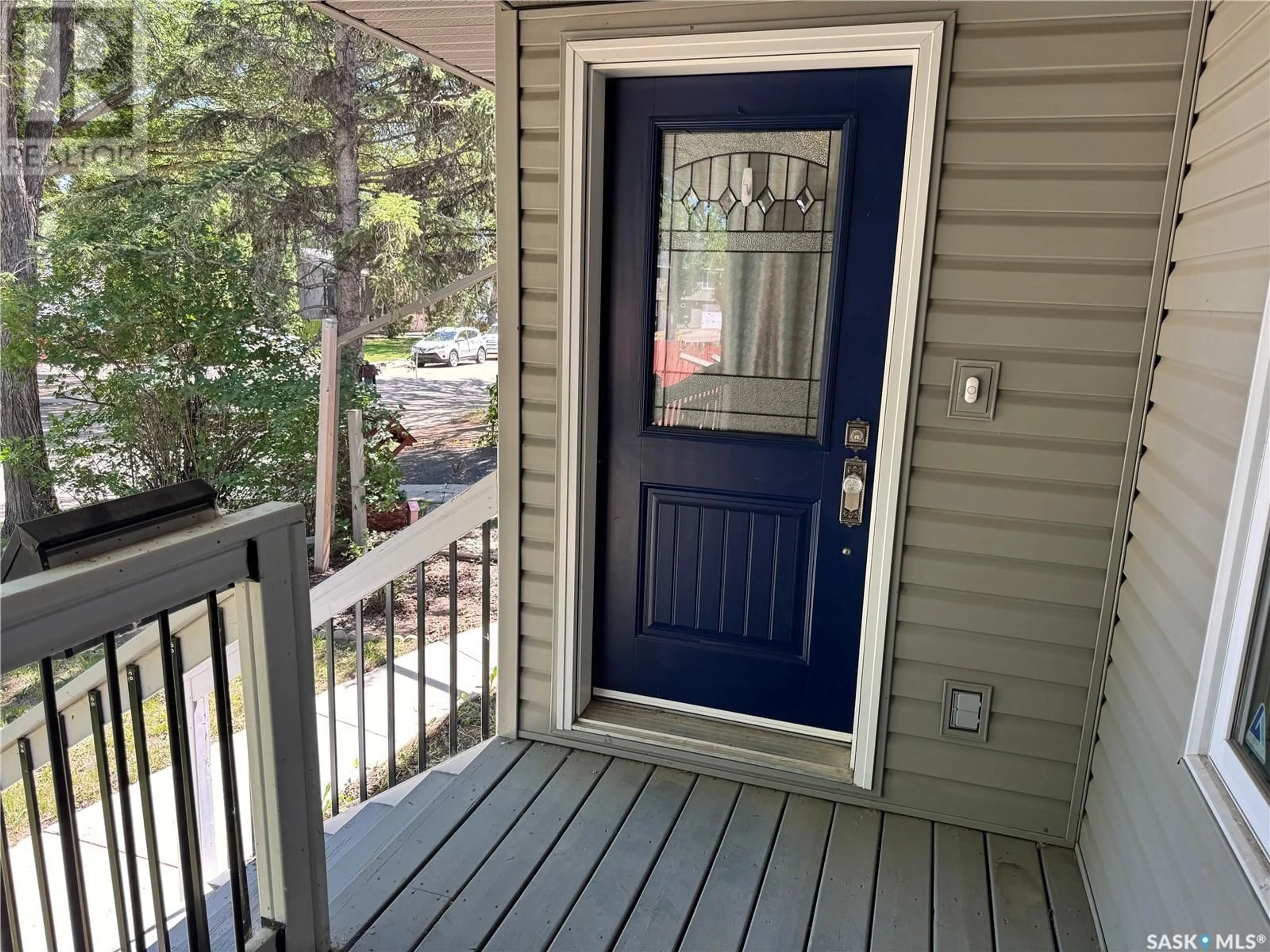 Indoor entryway for 1113 J AVENUE, Saskatoon Saskatchewan S7M2C2